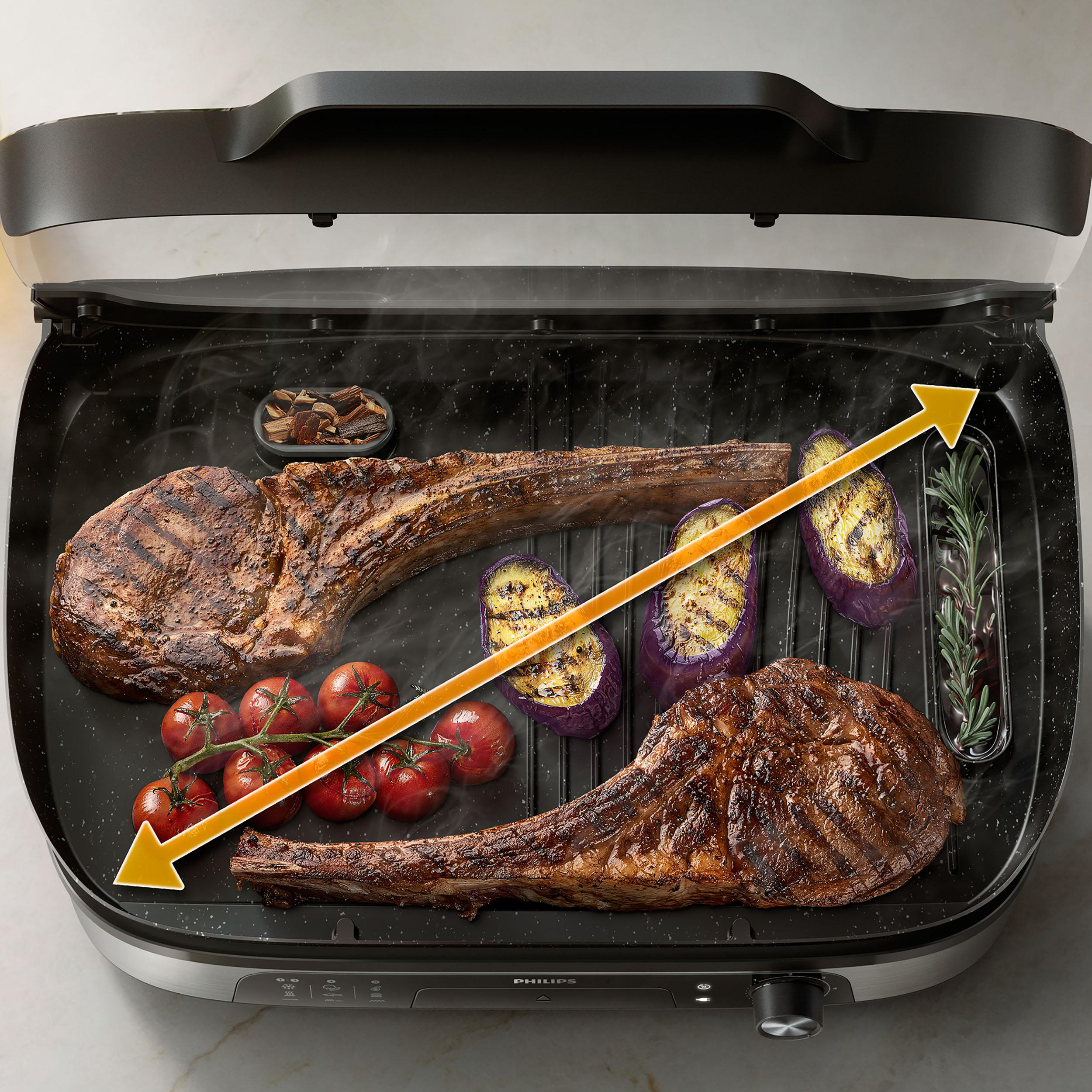Grill mit gebratenen Steaks, Tomaten und Auberginen. Pfeile zeigen Grillfläche.