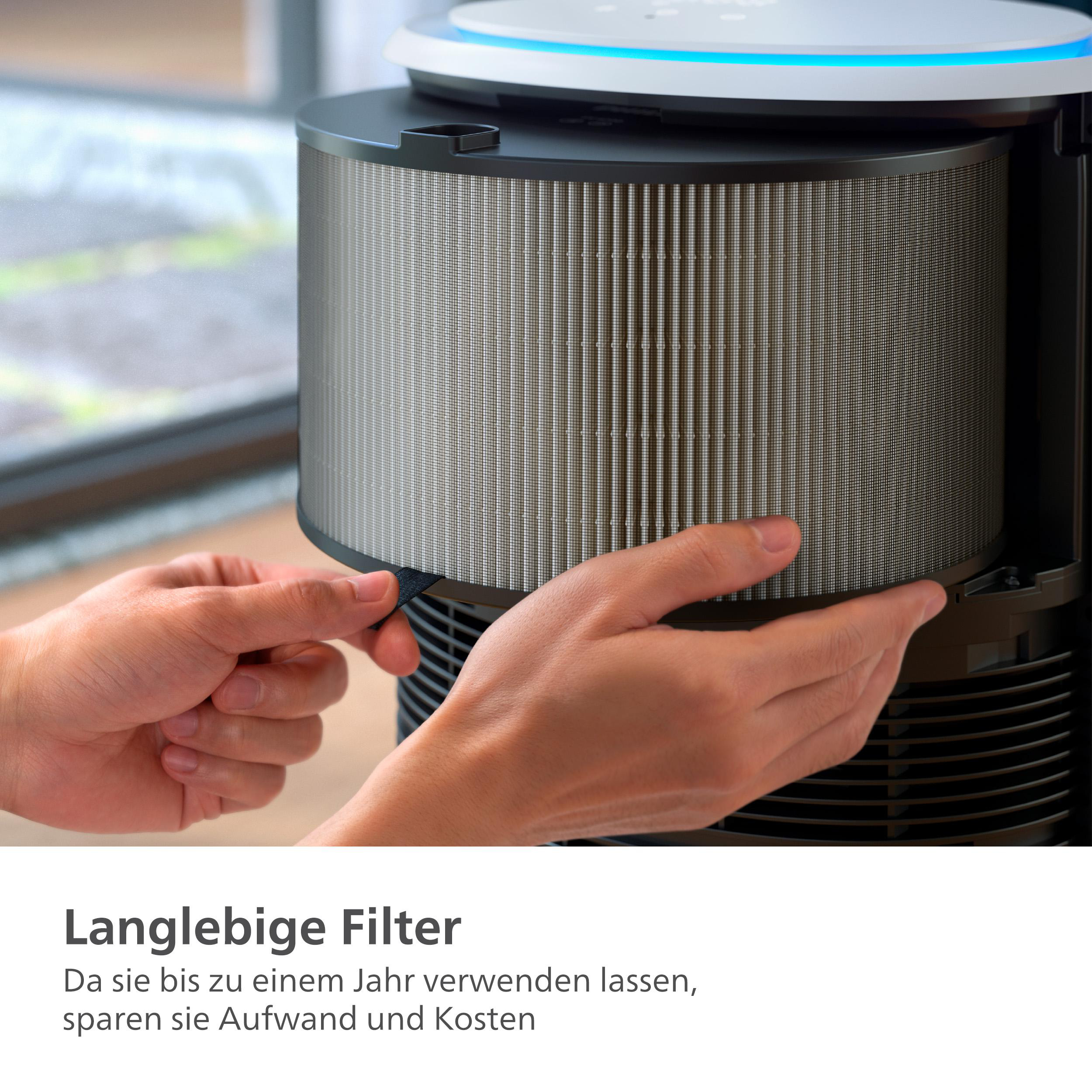 Eine Person hält einen Filter aus einem Luftreiniger. Der Filter wird im Detail gezeigt.