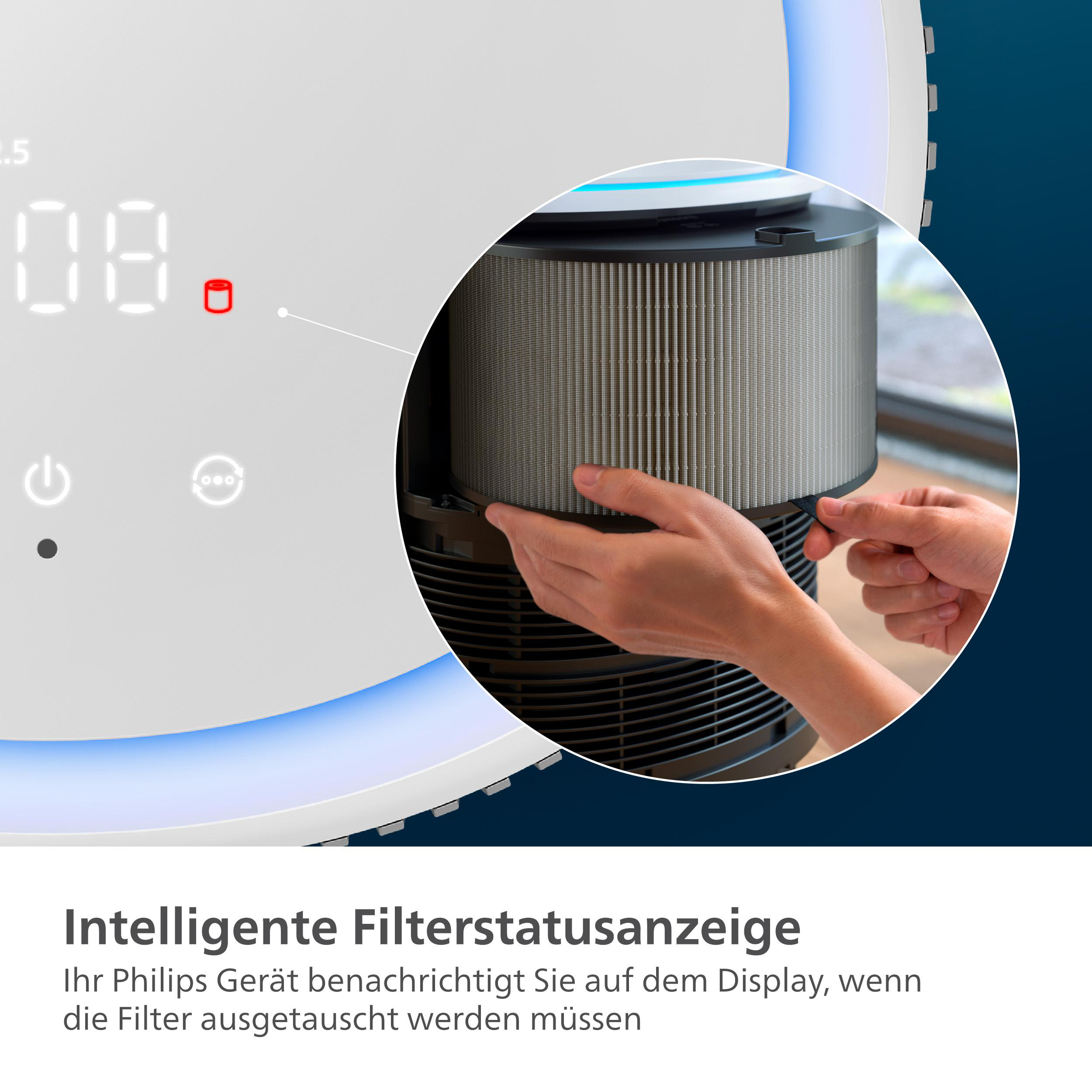 Nahaufnahme eines Philips Luftreinigers. Eine Hand wechselt den Filter. Dunkelblauer Hintergrund.