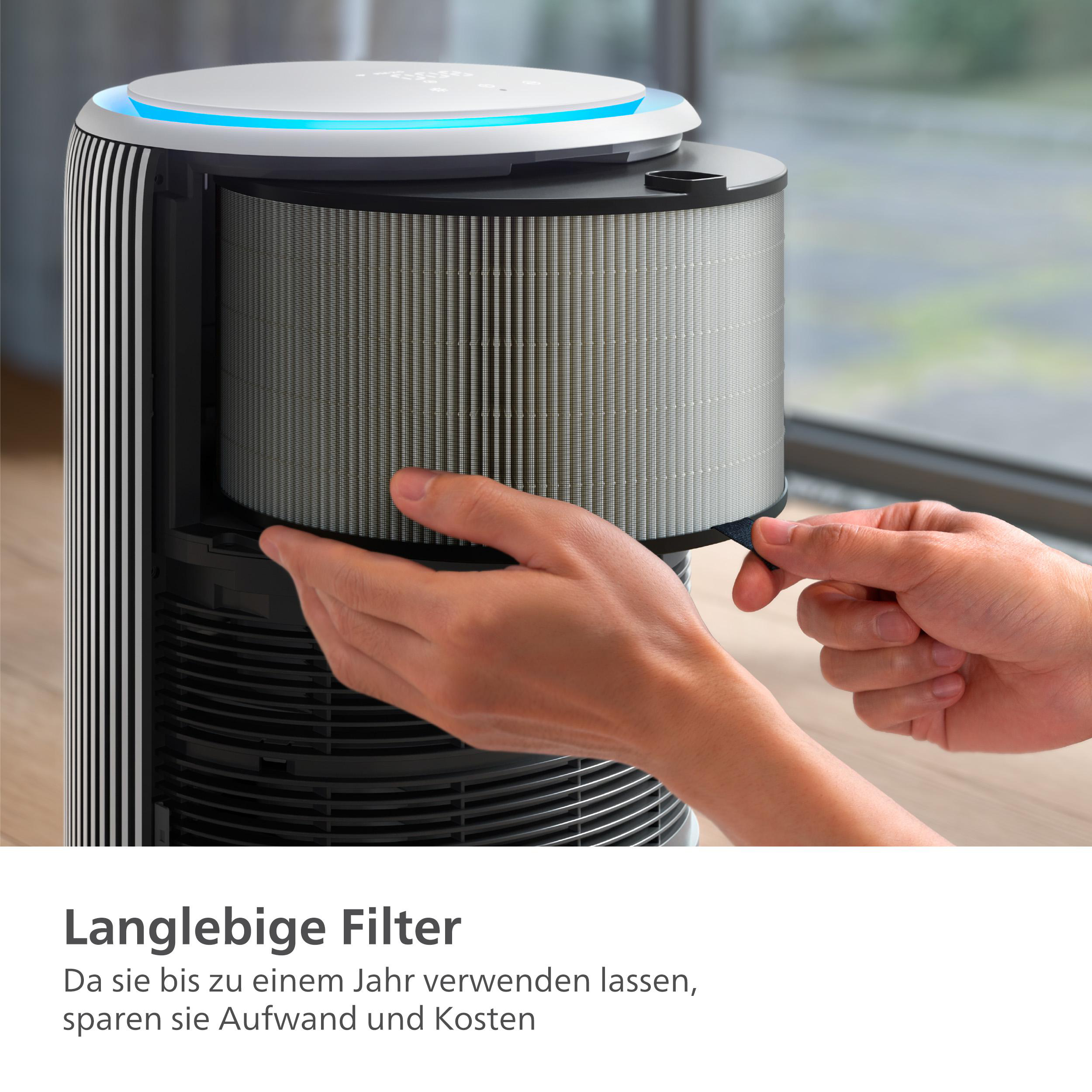 Hände einer Person, die einen Filter in einen Luftreiniger einsetzen, mit Text über langlebige Filter.