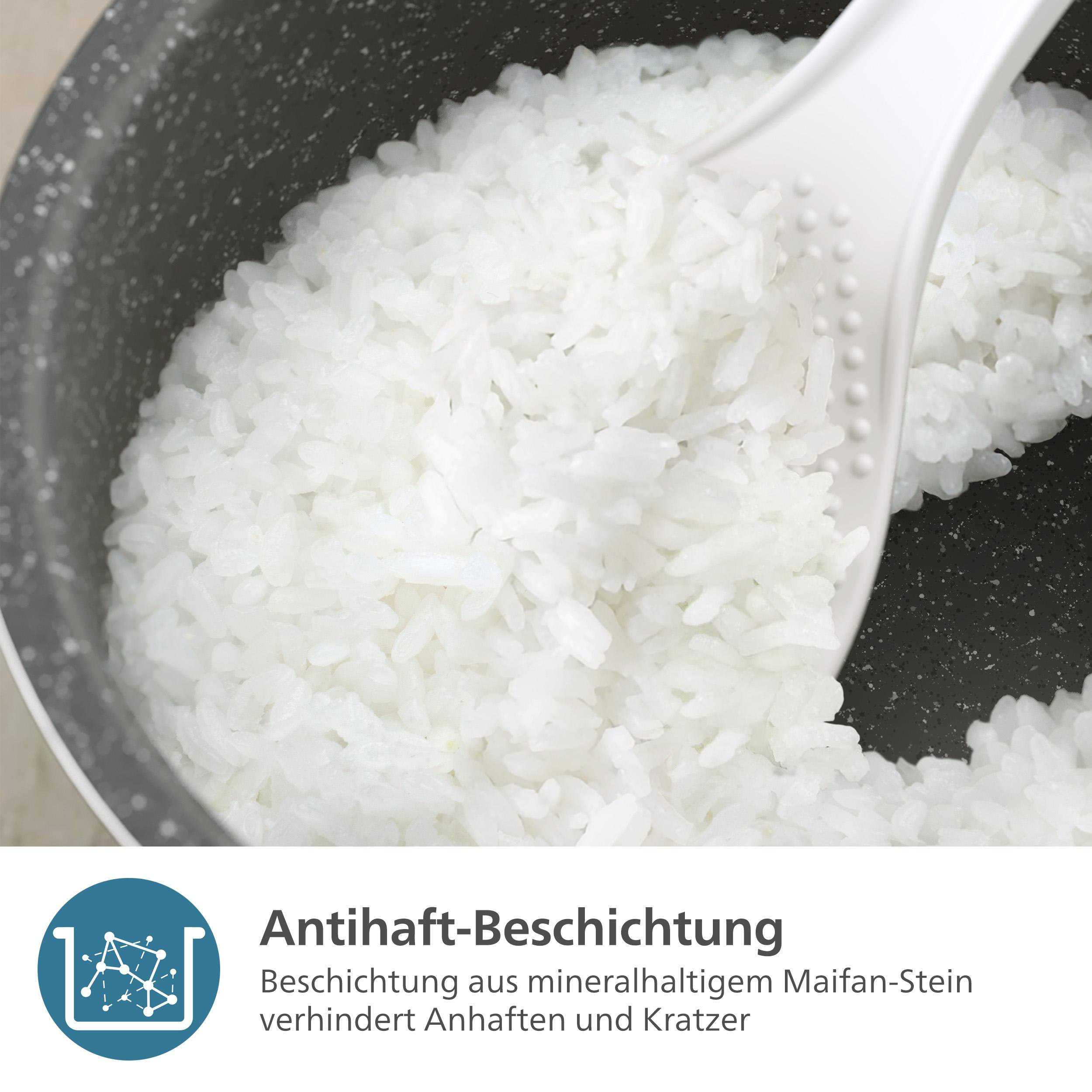 Nahaufnahme von gekochtem Reis in einem Topf, weißer Löffel schöpft.