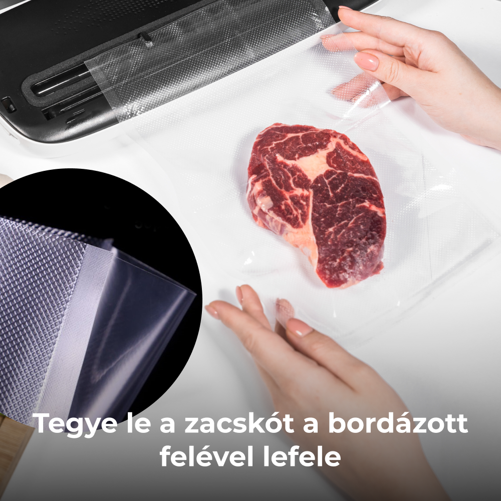 Kézben egy zacskó hússal fehér felületen.