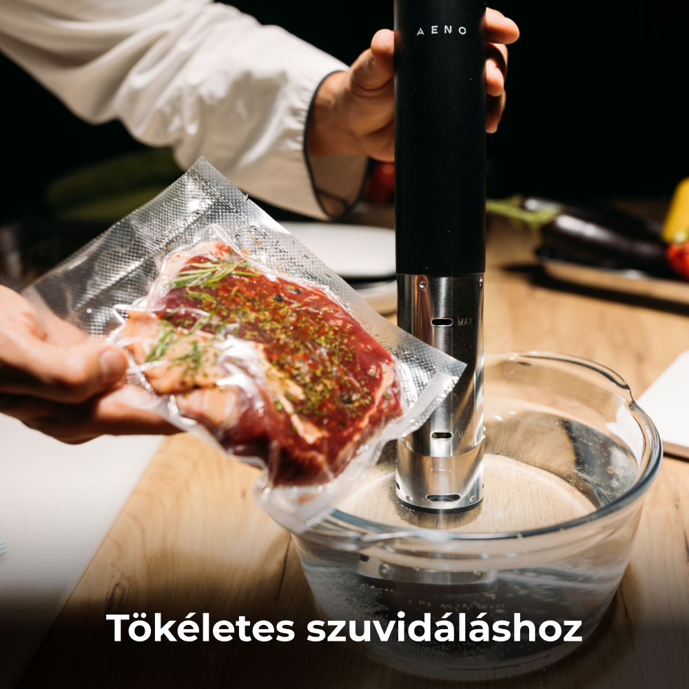 Egy személy szuvid merülő keringetőt használ egy tál vízben. Az étel vákuumzacskóban van.
