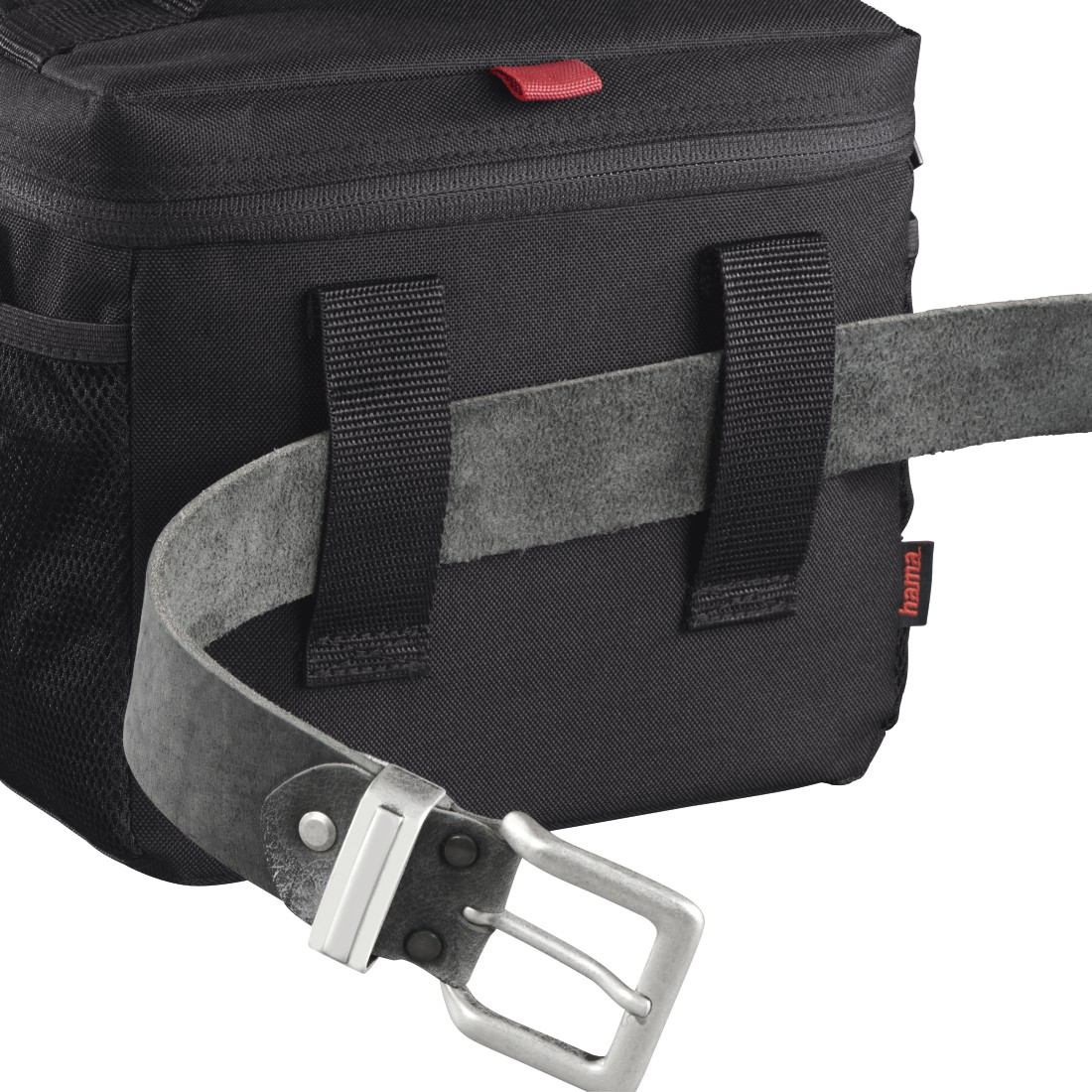 Czarna torba na aparat z szarym paskiem i srebrną klamrą. Czerwona zakładka na górze i siatkowa kieszeń z boku.