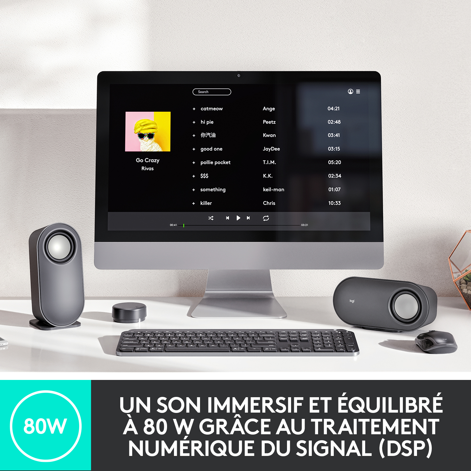 Configuration de bureau avec moniteur diffusant de la musique, enceintes, clavier et souris. Texte indiquant son immersif.