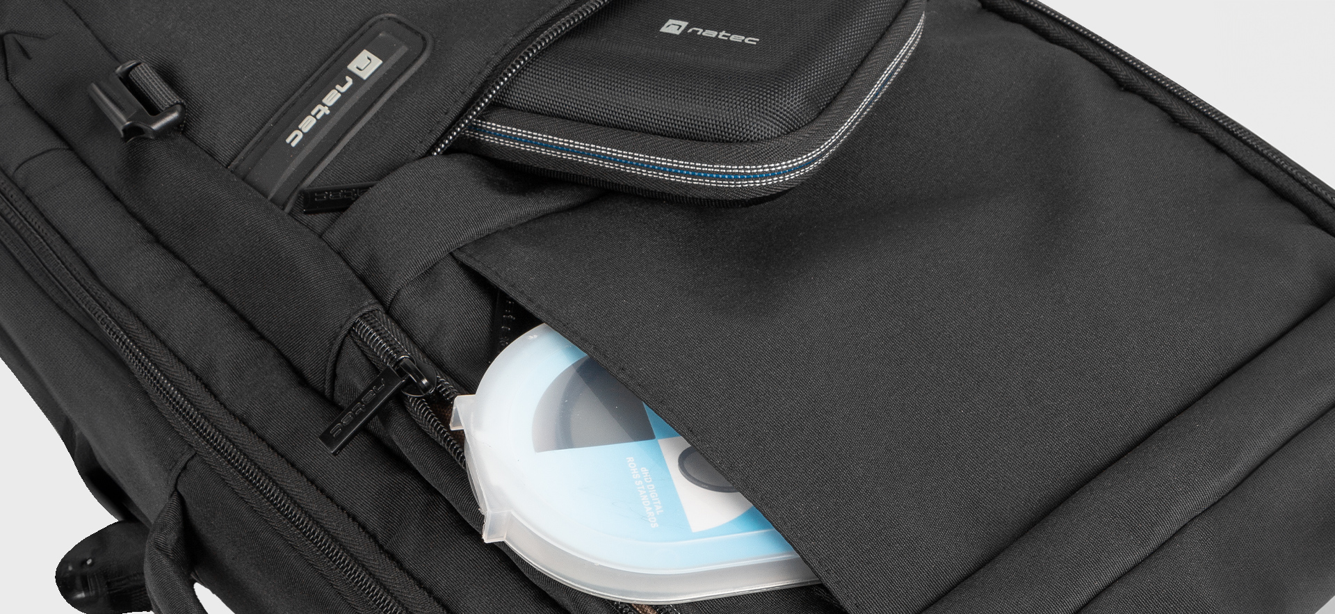 Czarny plecak z kieszenią zawierającą etui na CD.