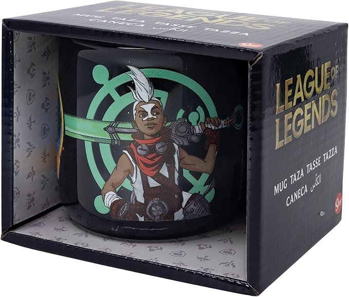 Taza negra de League of Legends en caja, con ilustración de personaje.