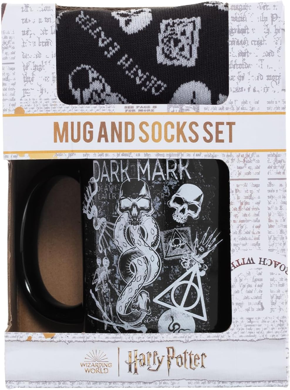 Un juego de taza y calcetines de Harry Potter en una caja de regalo con gráficos y texto de la Marca Oscura.