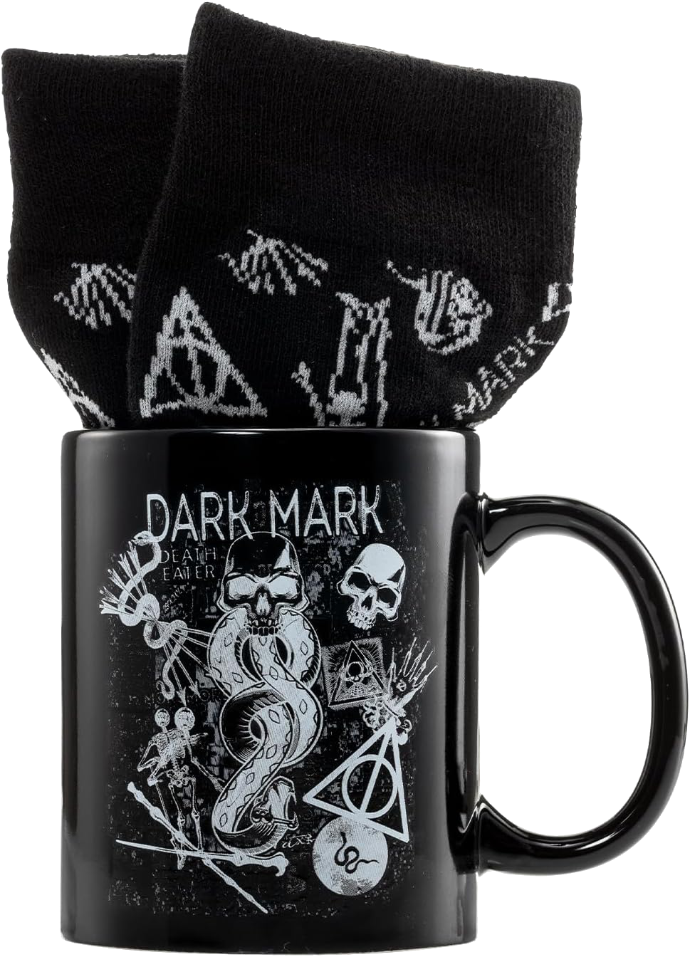 Taza y calcetines temáticos de Harry Potter. La taza tiene un diseño de marca oscura. Diseño blanco sobre negro. Fondo negro.