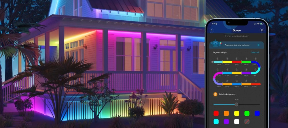 Dom z kolorowymi paskami LED sterowanymi przez aplikację w telefonie.