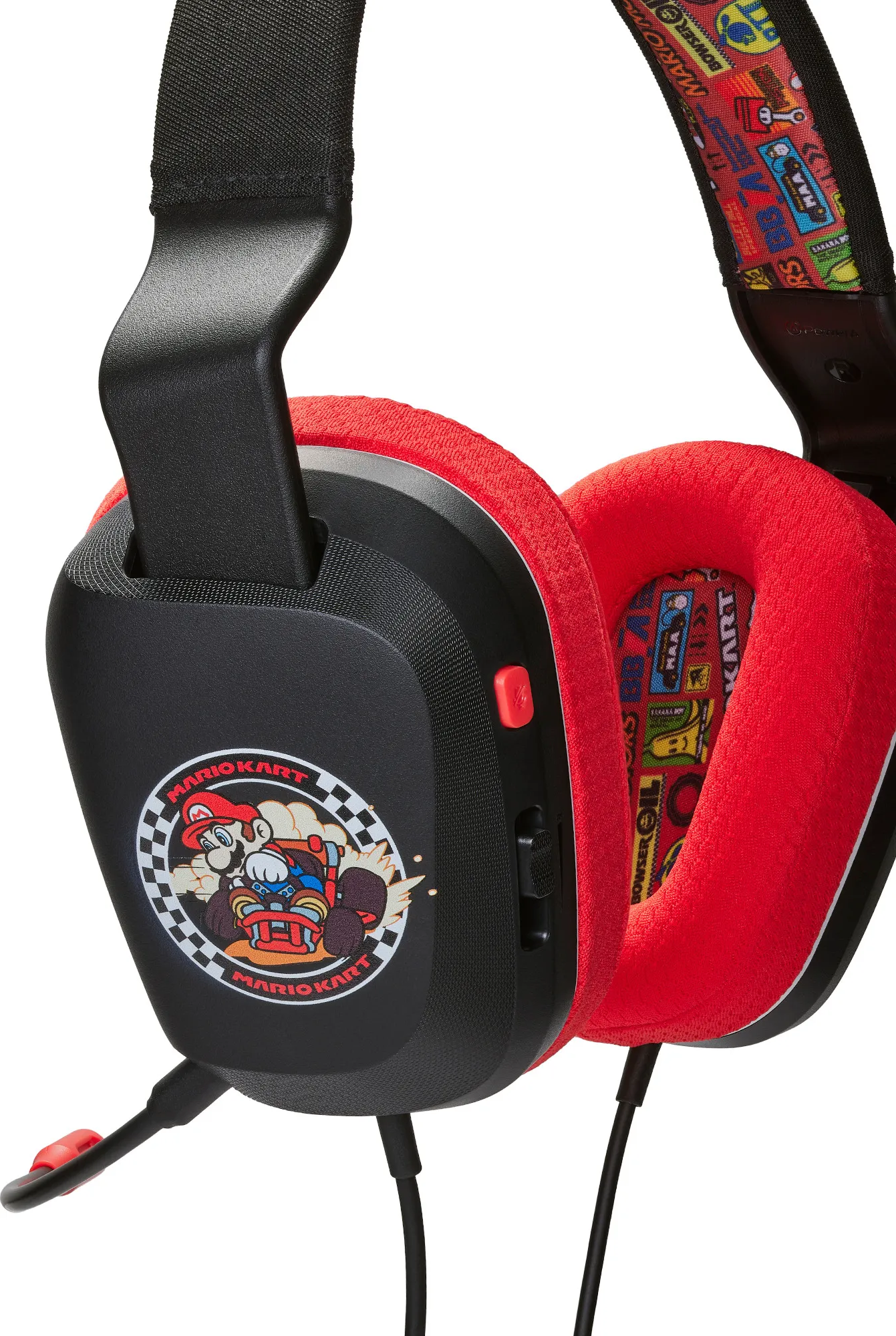 Nahaufnahme eines Gaming-Headsets mit roten Ohrmuscheln und Mario Kart Logo.