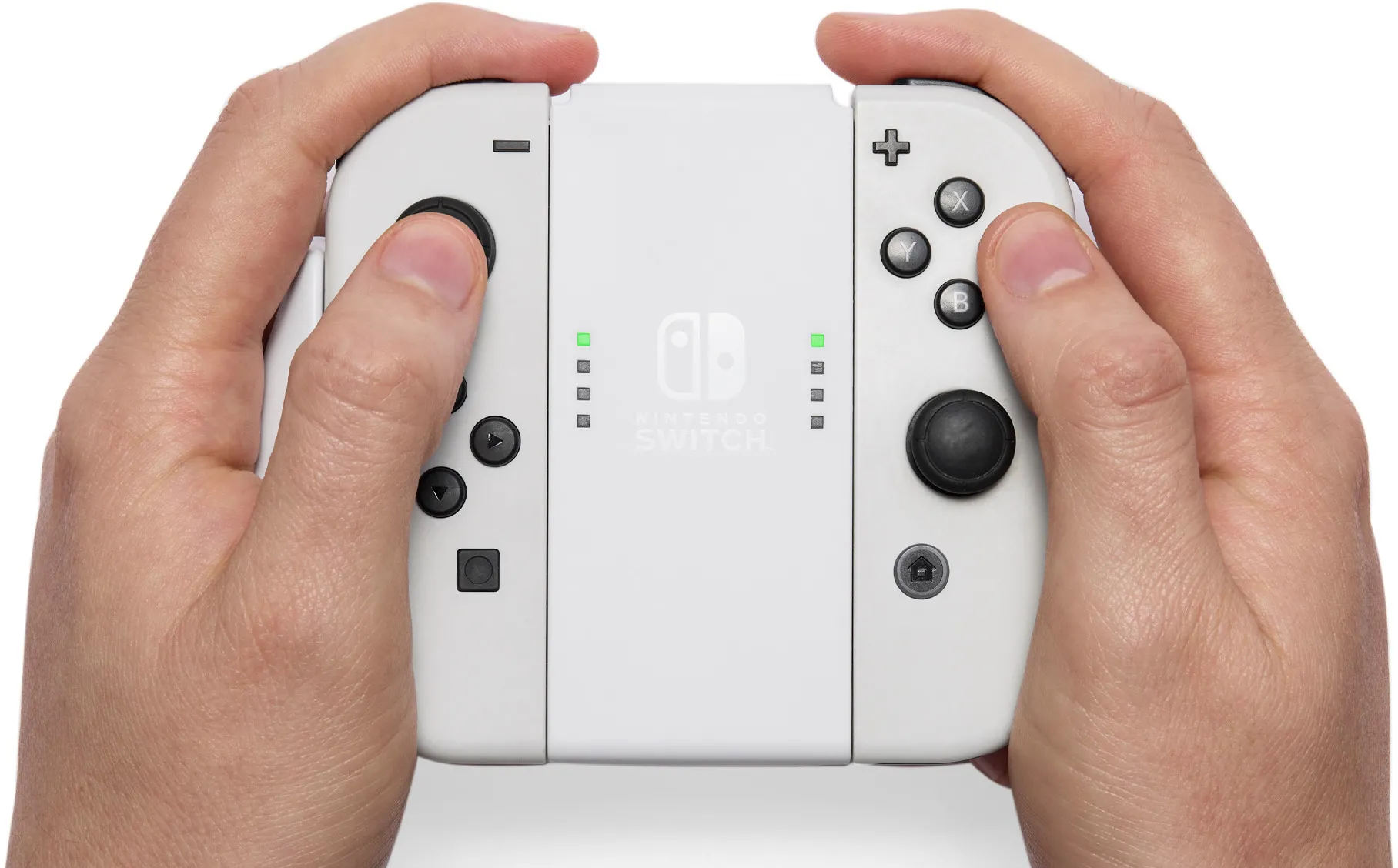 Una persona che tiene in mano un controller Nintendo Switch bianco, mostrando i pulsanti.