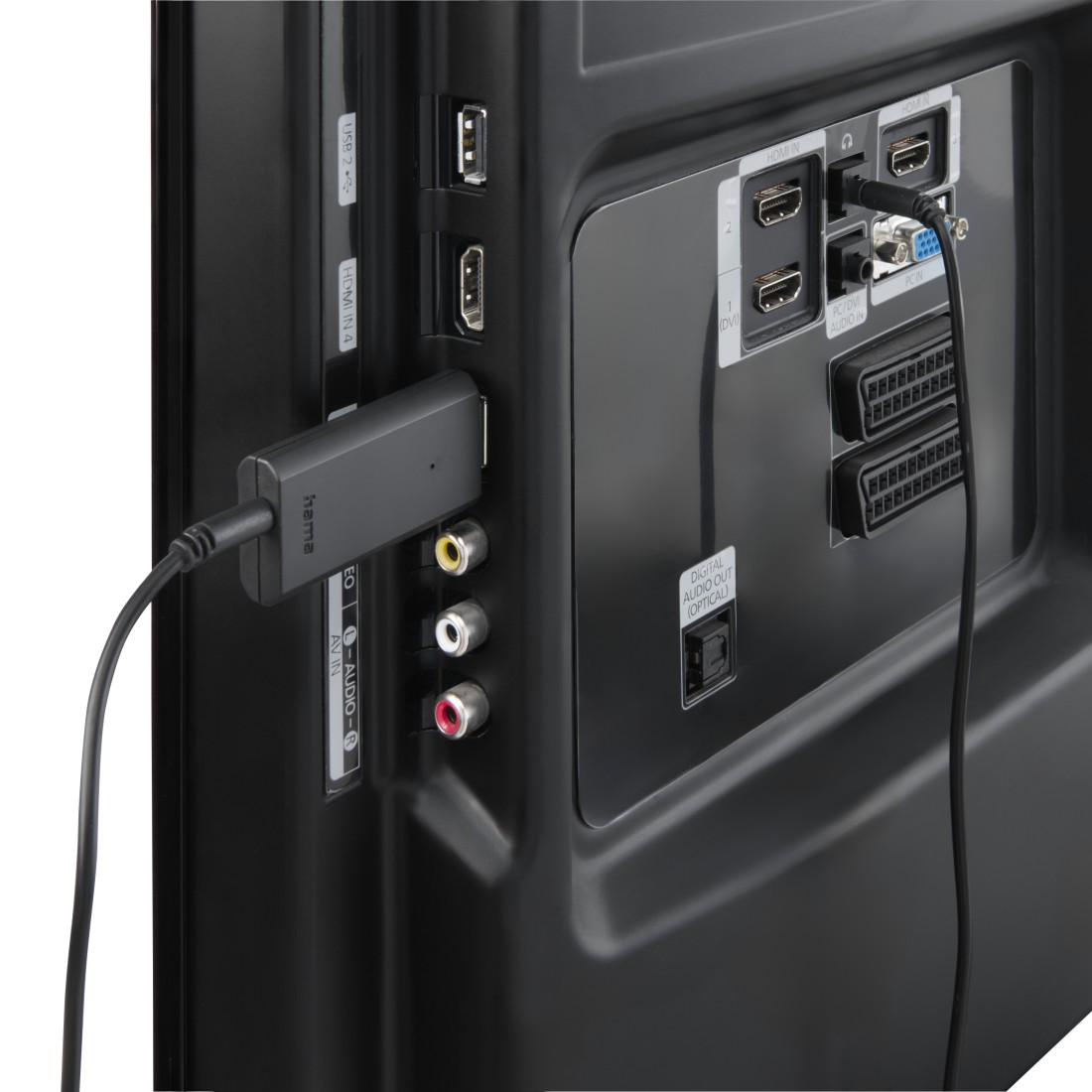 L'arrière d'une télévision noire avec des connexions. Un câble HDMI est branché sur le port.