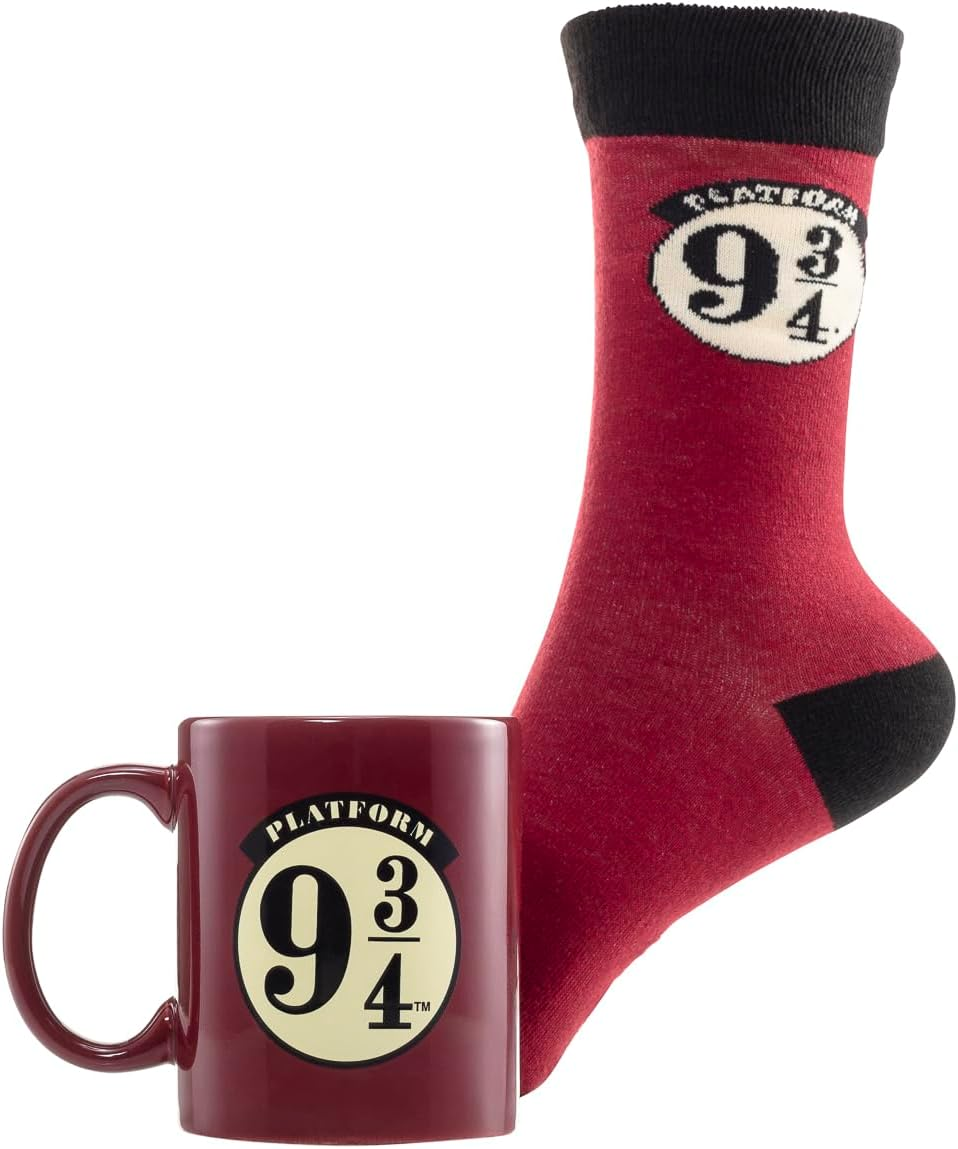 Juego de taza y calcetín de Harry Potter, con diseño de Plataforma 9 3/4 sobre fondo blanco.