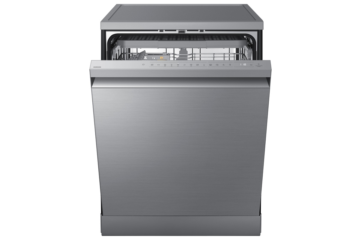 Un lavavajillas plateado con la puerta abierta, fondo blanco.