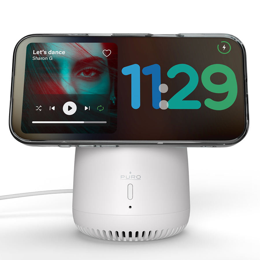 Beyaz bir taban üzerinde şarj olan bir telefon. Telefon bir müzik uygulaması arayüzü ve saati gösteriyor.