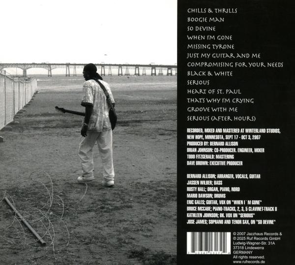 Albumcover: Mann mit Gitarre auf Feld mit Brücke im Hintergrund, Text rechts.