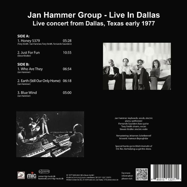 Albumcover mit Text, Bandfoto und einem Konzertbühnenbild.