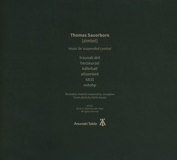 Die Rückseite eines dunkelgrünen Musikalbums mit weißem Text. Es listet Songtitel und Credits auf.