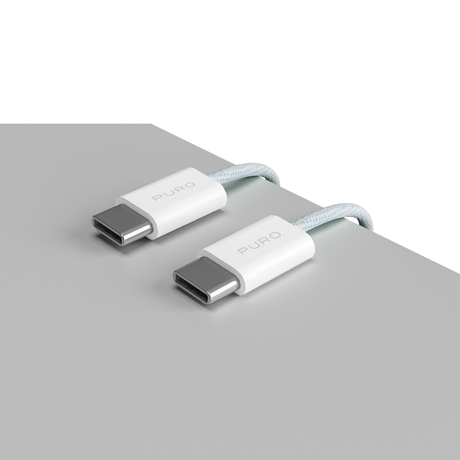 Gümüş bir yüzey üzerinde yan yana iki beyaz USB-C kablosu. Kablolar PURO kelimesiyle işaretlenmiş.