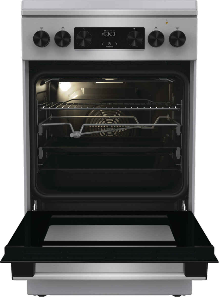 Srebrny piekarnik z otwartymi drzwiami, wnętrze z rusztami i wentylatorem.