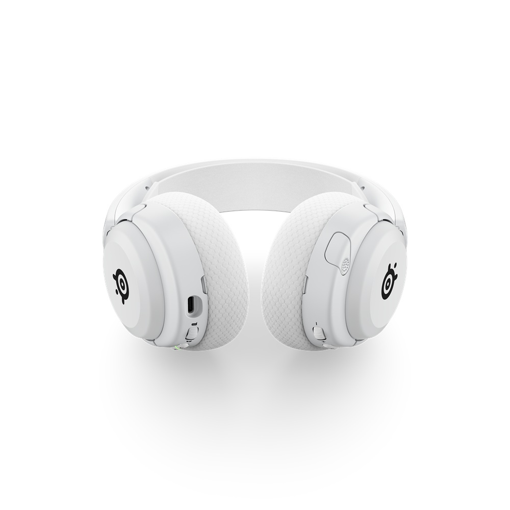 Beyaz bir arka plan üzerinde beyaz SteelSeries oyun kulaklığı.