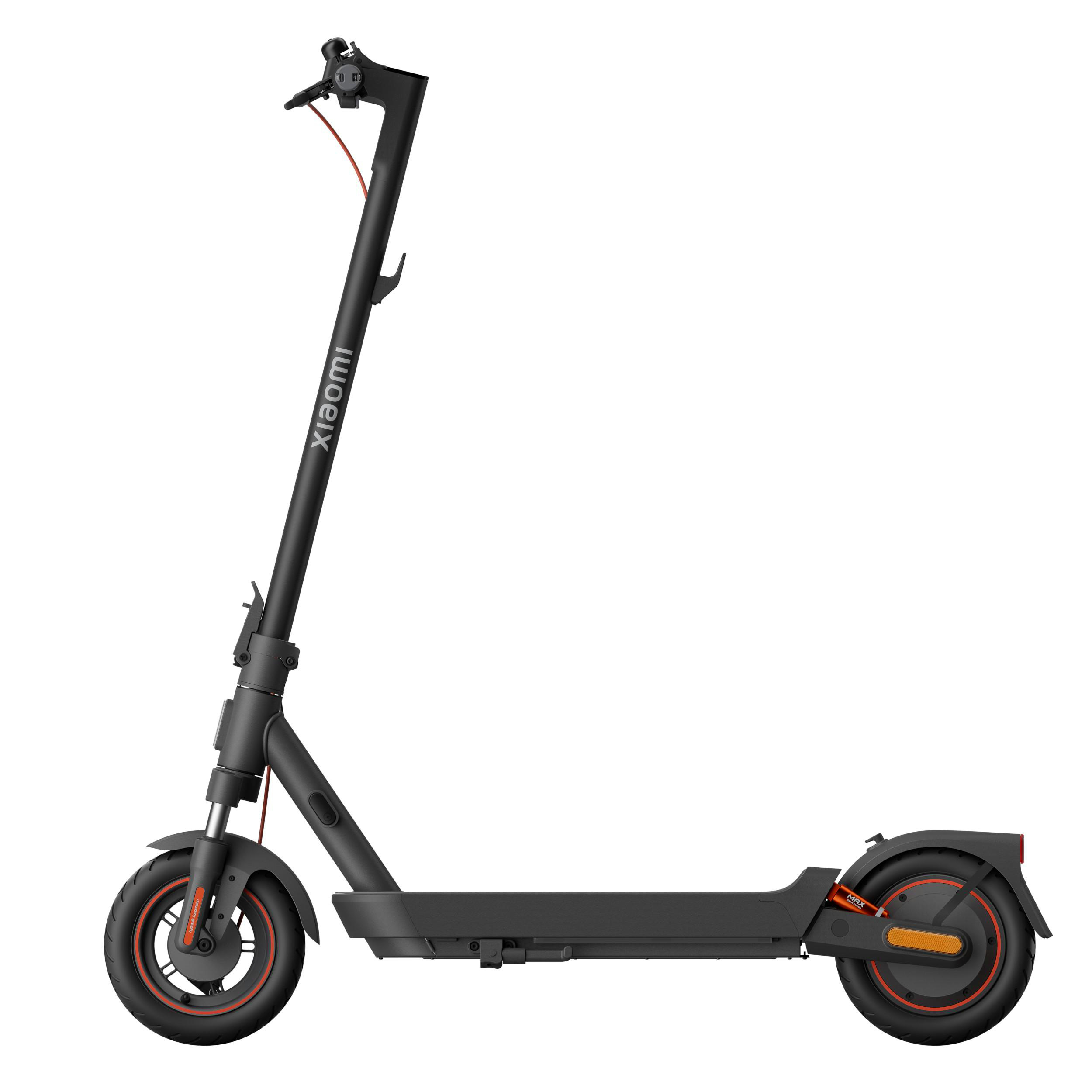 Schwarzer Elektroroller auf Weiß. Das Xiaomi-Logo ist auf dem Schaft sichtbar.