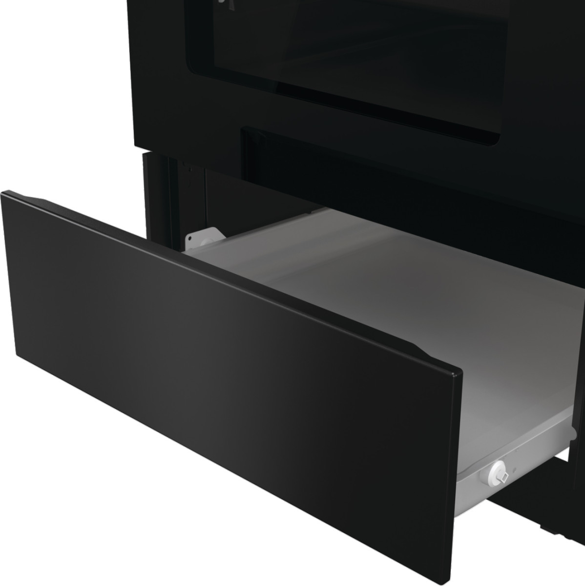 Czarna szuflada wysunięta z czarnego piekarnika.