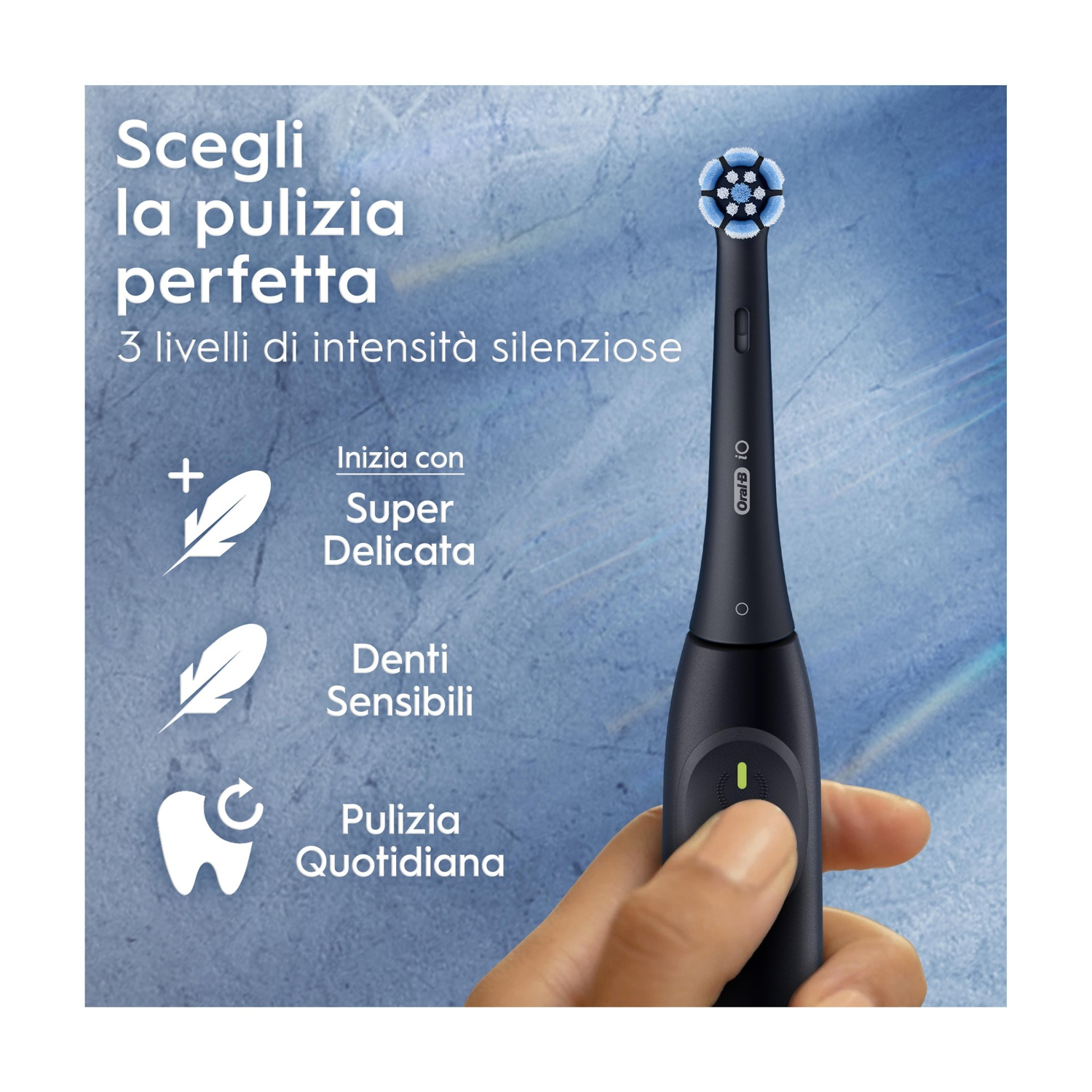 Spazzolino nero tenuto in mano, con testo in italiano. Lo sfondo è blu strutturato.