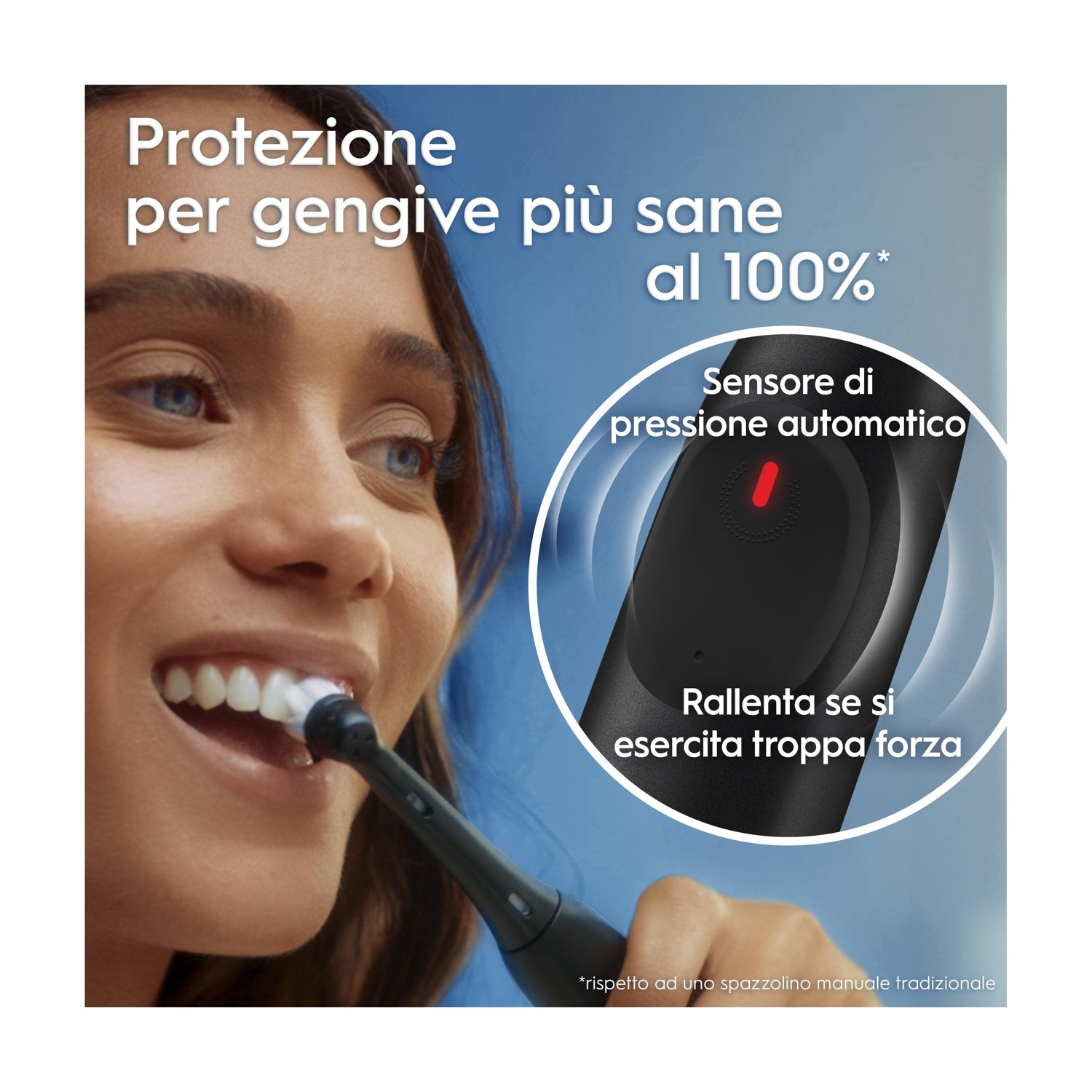 Donna sorridente mentre si lava i denti. Viene usato uno spazzolino nero. Sfondo blu.