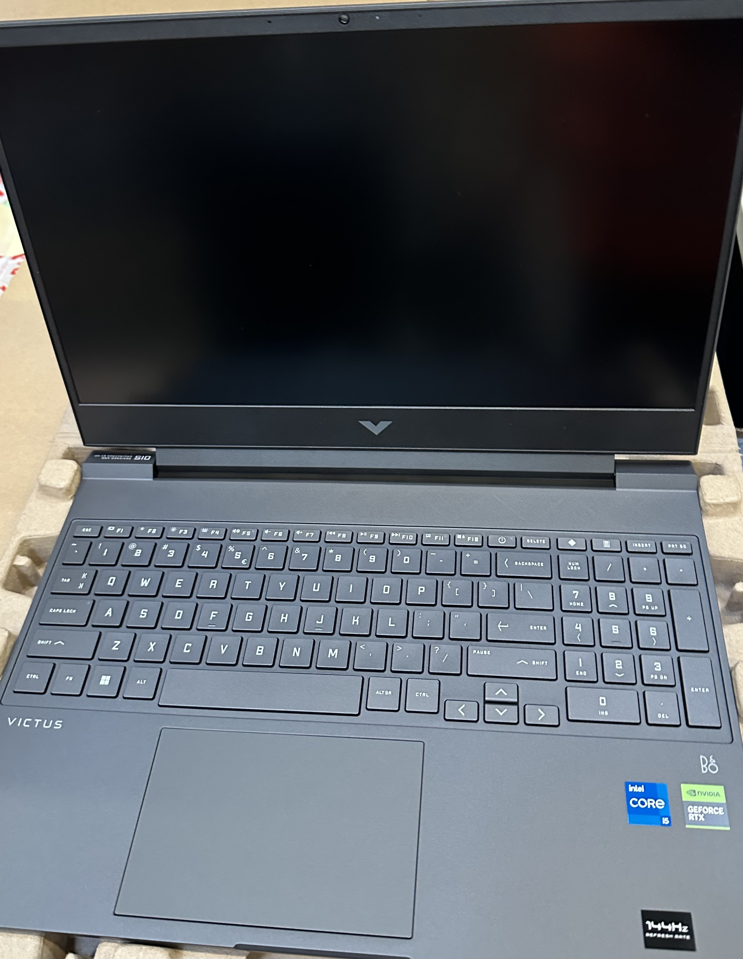 OUTLET Laptop HP Victus 15-fa0999nw FHD i5-12450H/16GB/512GB SSD/RTX3050 4GB/Win11H Szary (Mica Silver) / Intel® Core™ i5-12450H / 16 GB RAM / 512 GB SSD / GeForce RTX™ 3050 / Windows 11 Home (64 Bit) Szary