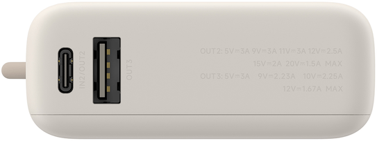 Fehér power bank USB és USB-C portokkal, kimeneti adatokkal.