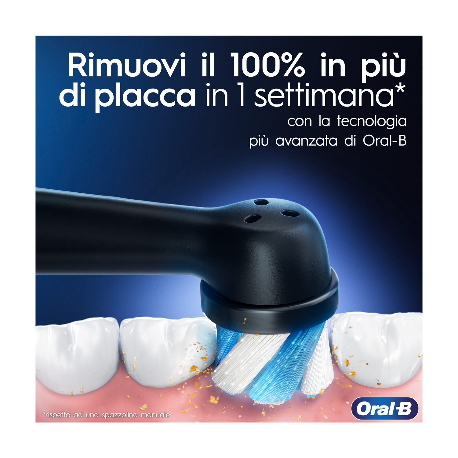 Primo piano di una testina di spazzolino che rimuove la placca dai denti. Setole bianche, blu e testo.