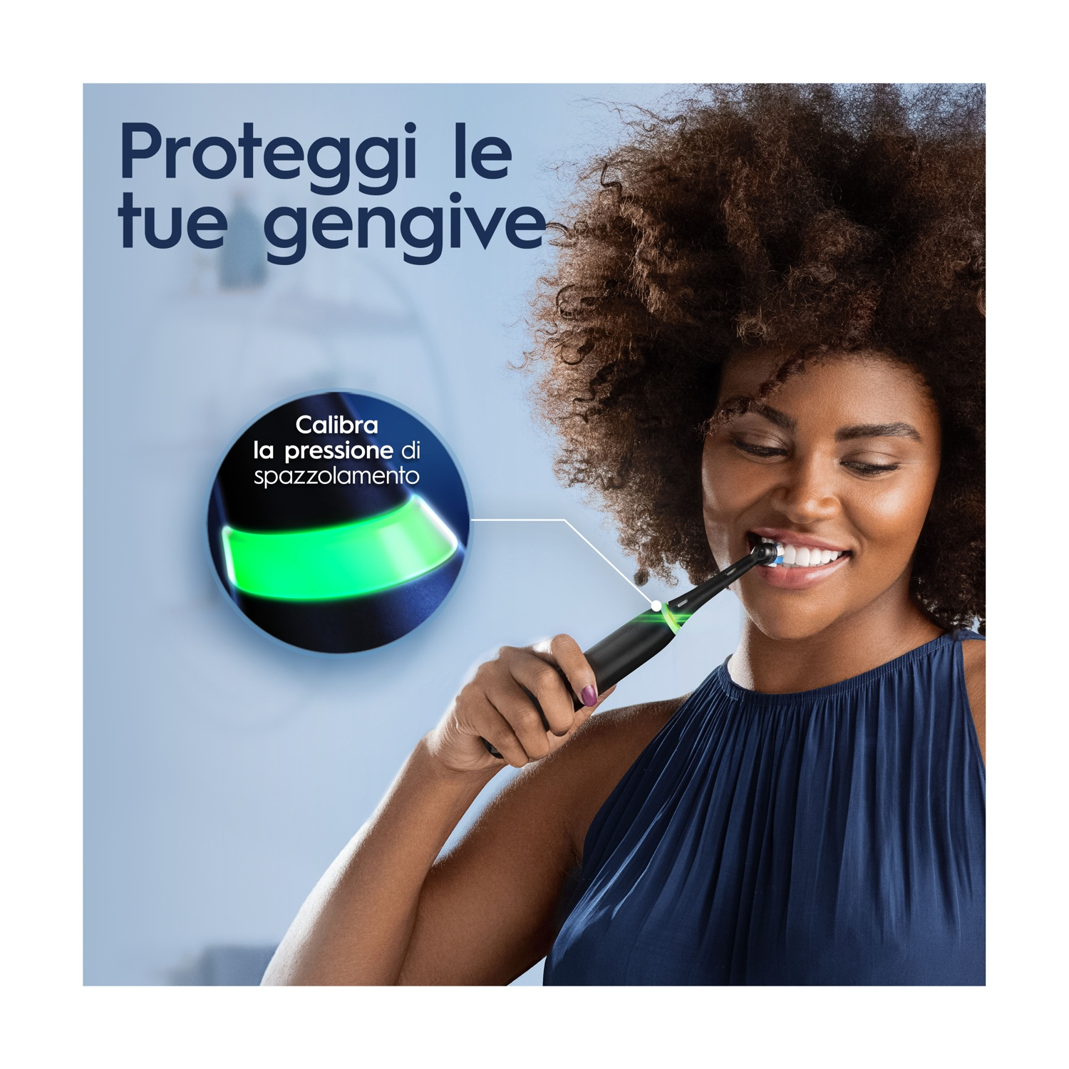 Donna che si lava i denti con Oral-B iO nera. Testina verde. Sfondo blu, testo sovrapposto.