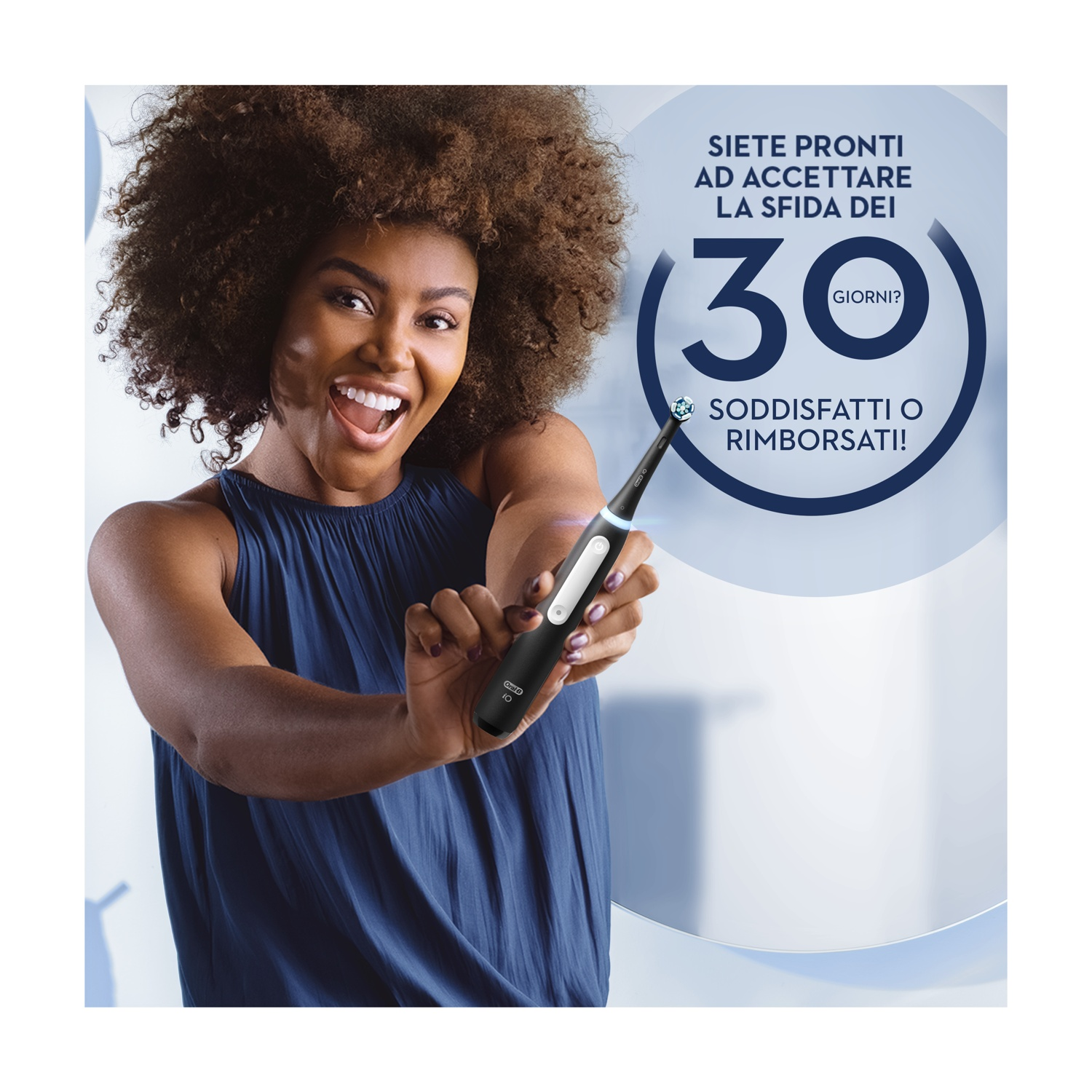 Donna sorridente, con spazzolino Oral-B iO nero. Testo sulla sfida dei 30 giorni. Sfondo blu.