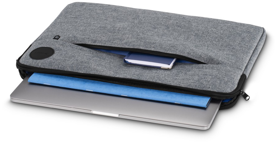 Egy szürke laptop tok egy laptop-pal és egy jegyzetfüzettel benne.