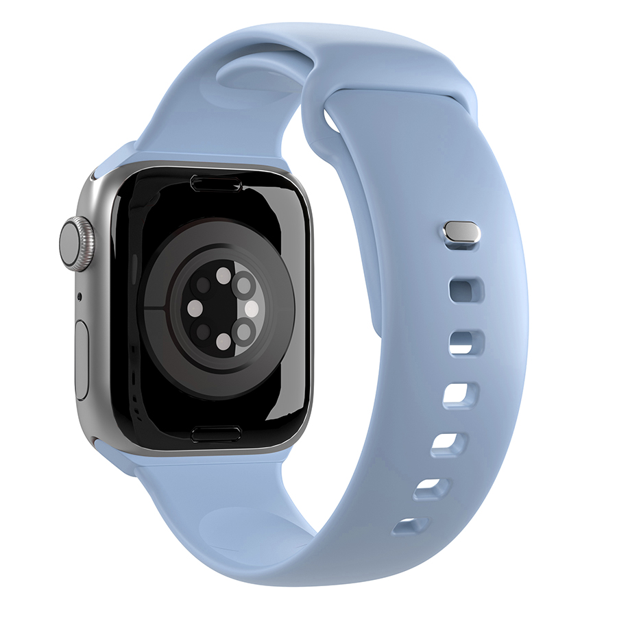 Açık mavi silikon kayışlı mavi Apple Watch.