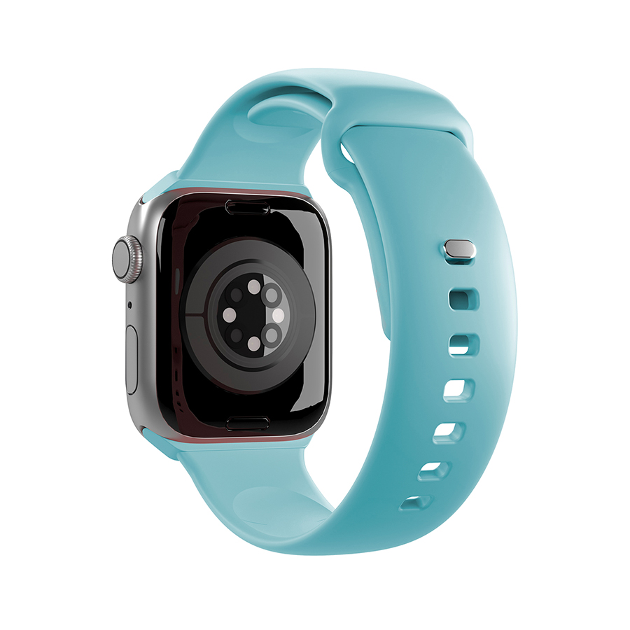 Açık mavi kayışlı gümüş Apple Watch, beyaz bir arka plan üzerinde izole edilmiş.