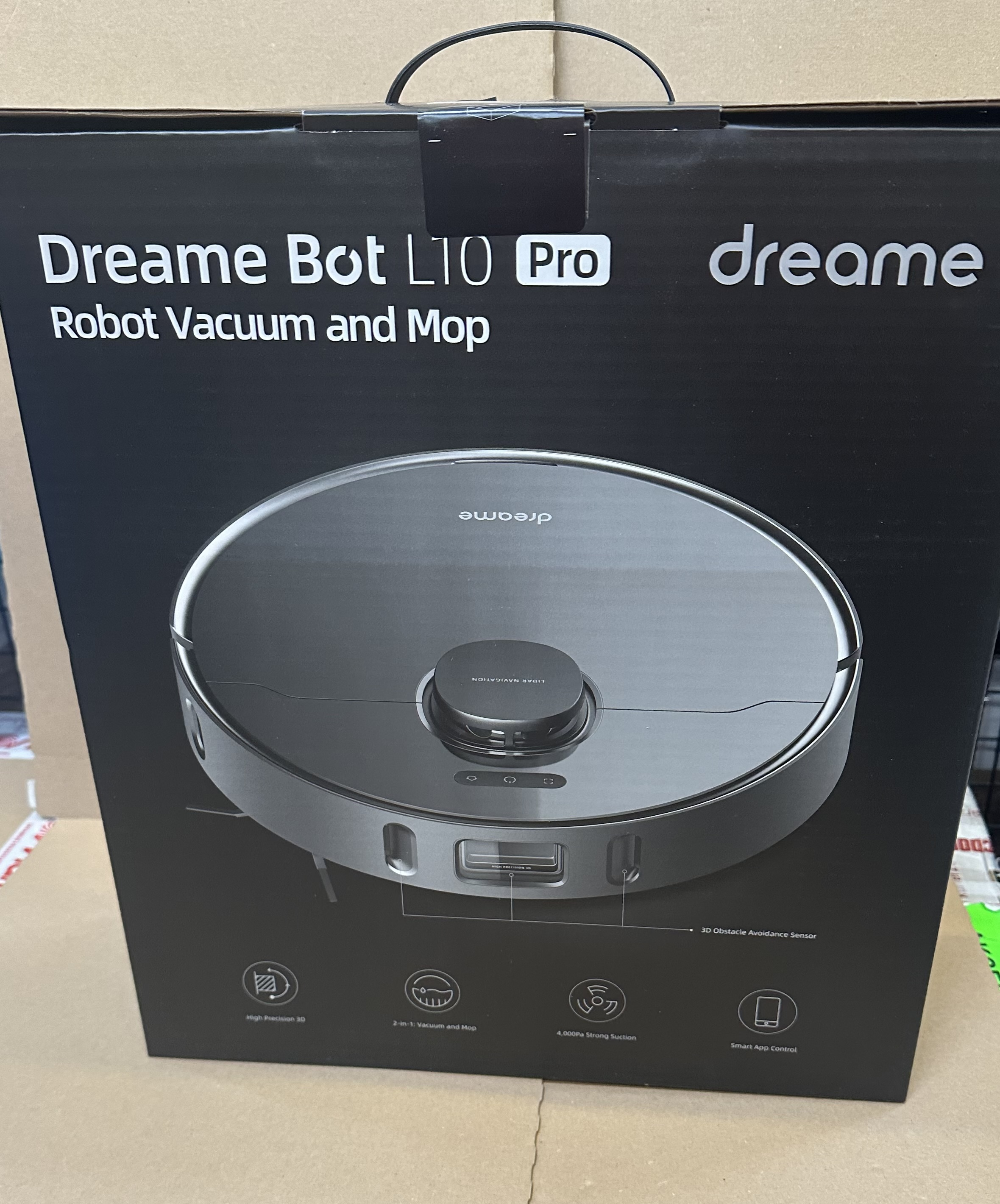 Pudełko przedstawia robota odkurzającego i mopującego, Dreame Bot L10 Pro.