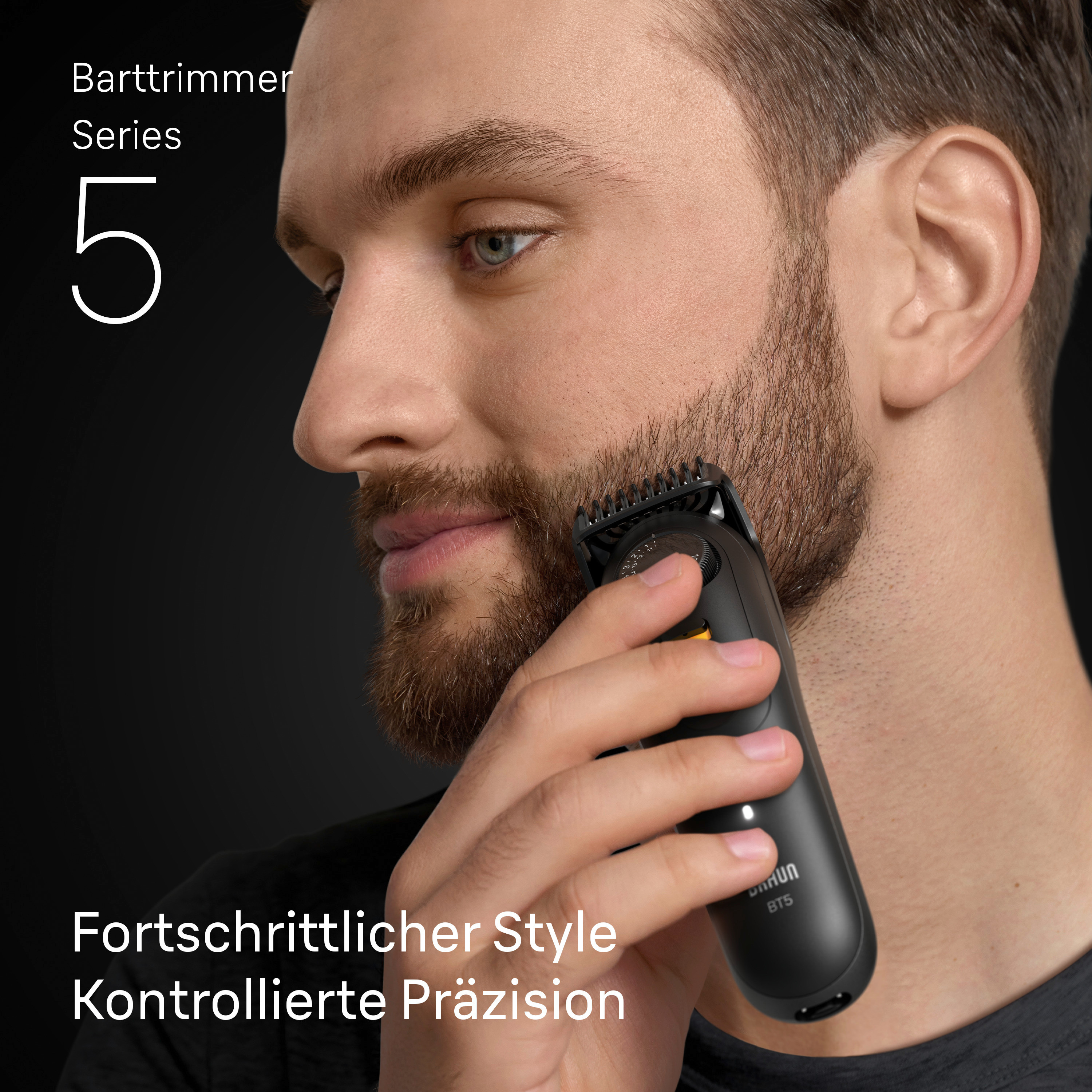 Regolabarba Braun Series 5 nero utilizzato da un uomo. Sfondo nero.