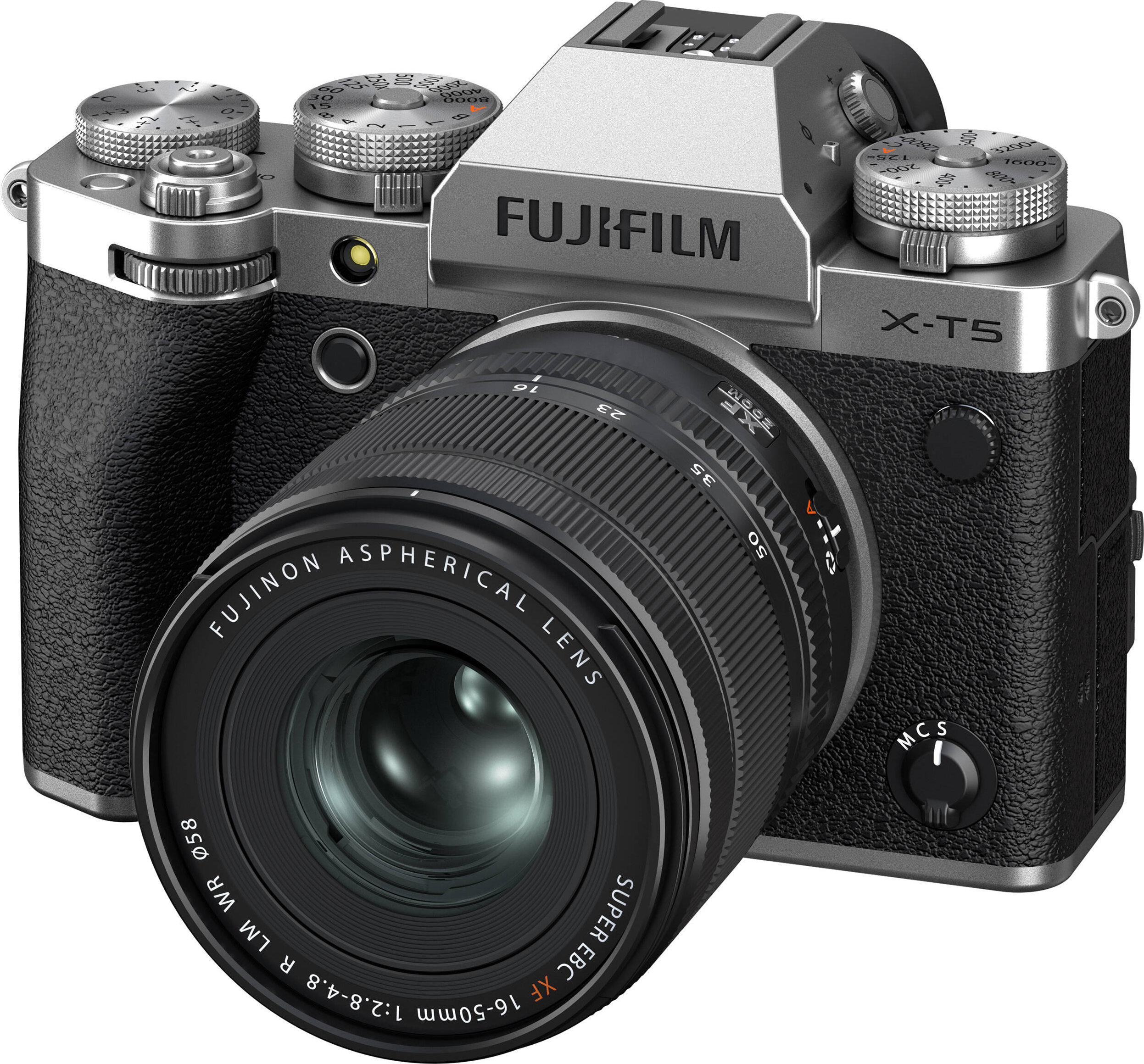 Una fotocamera Fujifilm X-T5 argento e nera con un obiettivo. Ha diversi quadranti e pulsanti.