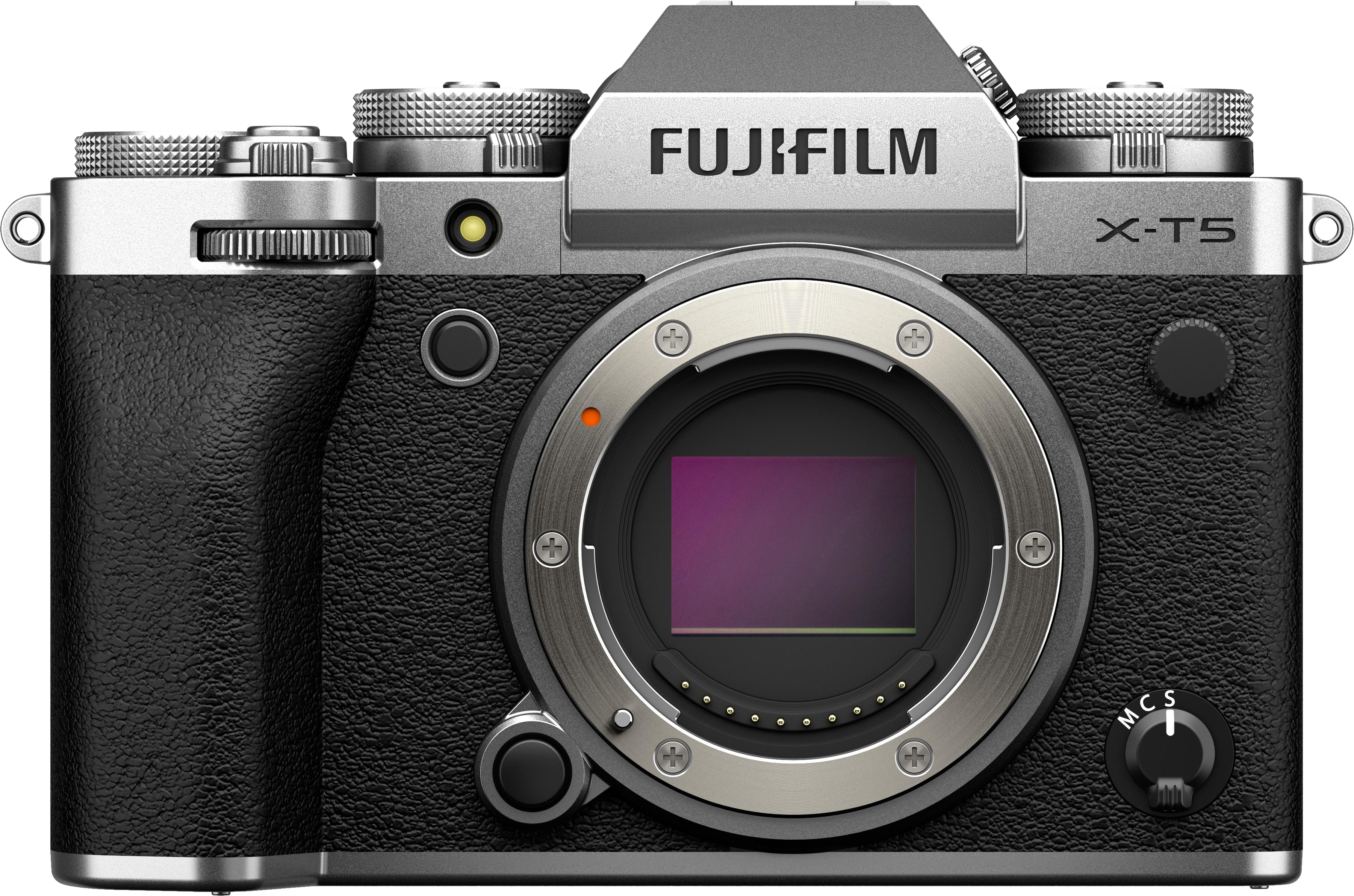 Una fotocamera Fujifilm X-T5. Corpo nero strutturato, controlli argentati, attacco obiettivo con interno viola e il marchio in alto.