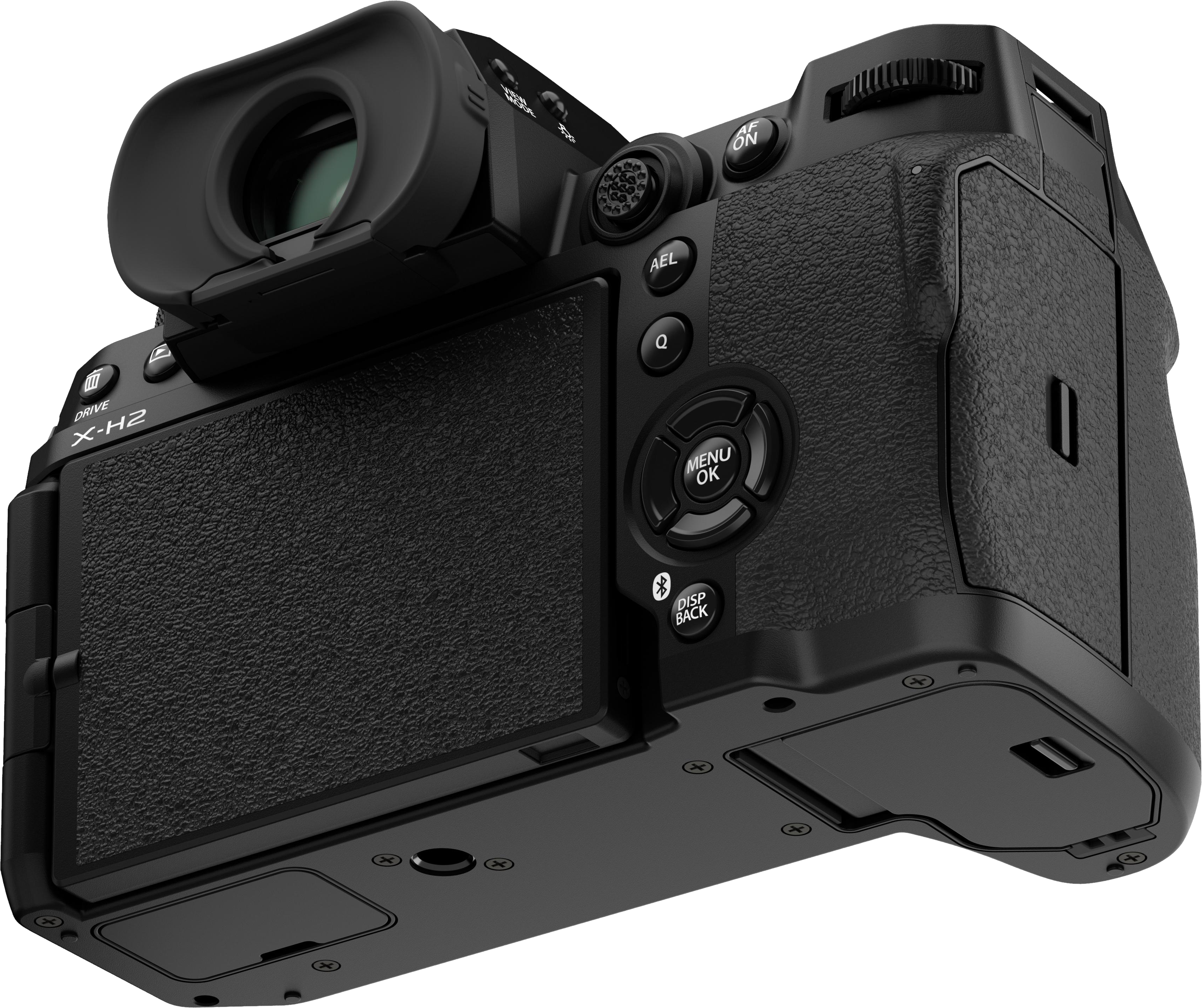 Schwarze Kamera, Fujifilm X-H2, mit Bildschirm und Knöpfen. Schräge Ansicht, schwarzer Hintergrund.