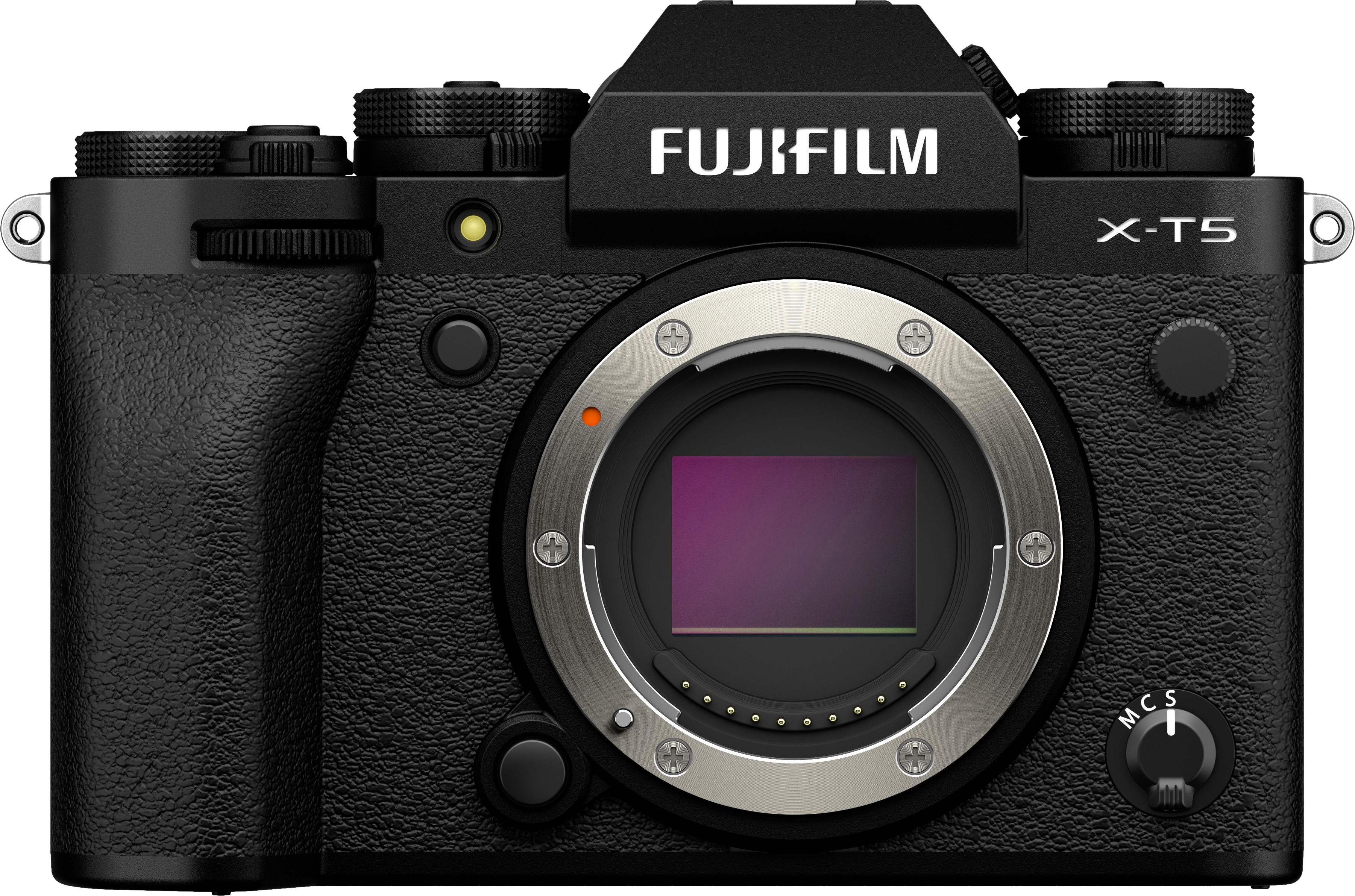 Fotocamera nera, modello Fujifilm X-T5, attacco obiettivo visibile, con ghiera argentata e corpo nero.