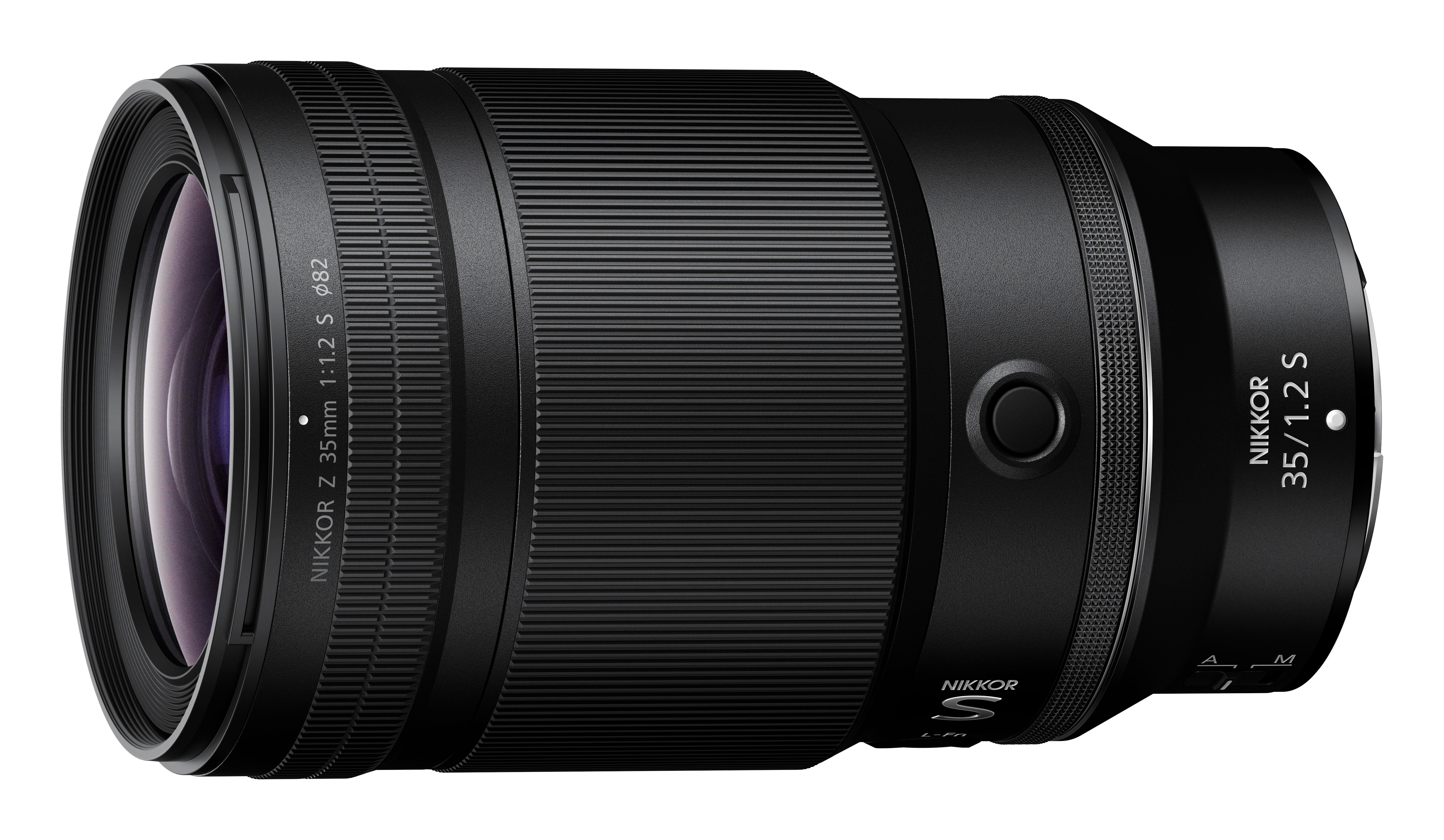 Ein schwarzes NIKKOR Z 35mm 1:1.2 S Objektiv mit gerändelten Ringen und Beschriftungen.