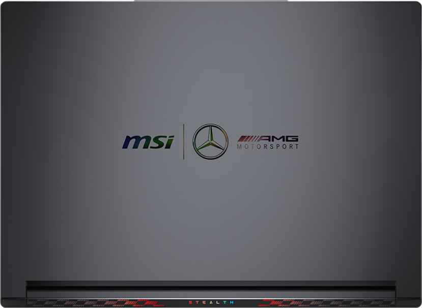 Fekete MSI laptop fedél MSI, AMG és Mercedes logókkal. A fedél zárva van.