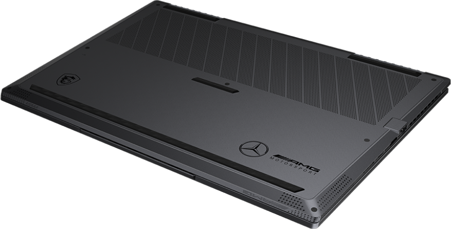 Egy laptop alja. Sötétszürke, AMG Motorsport logóval.