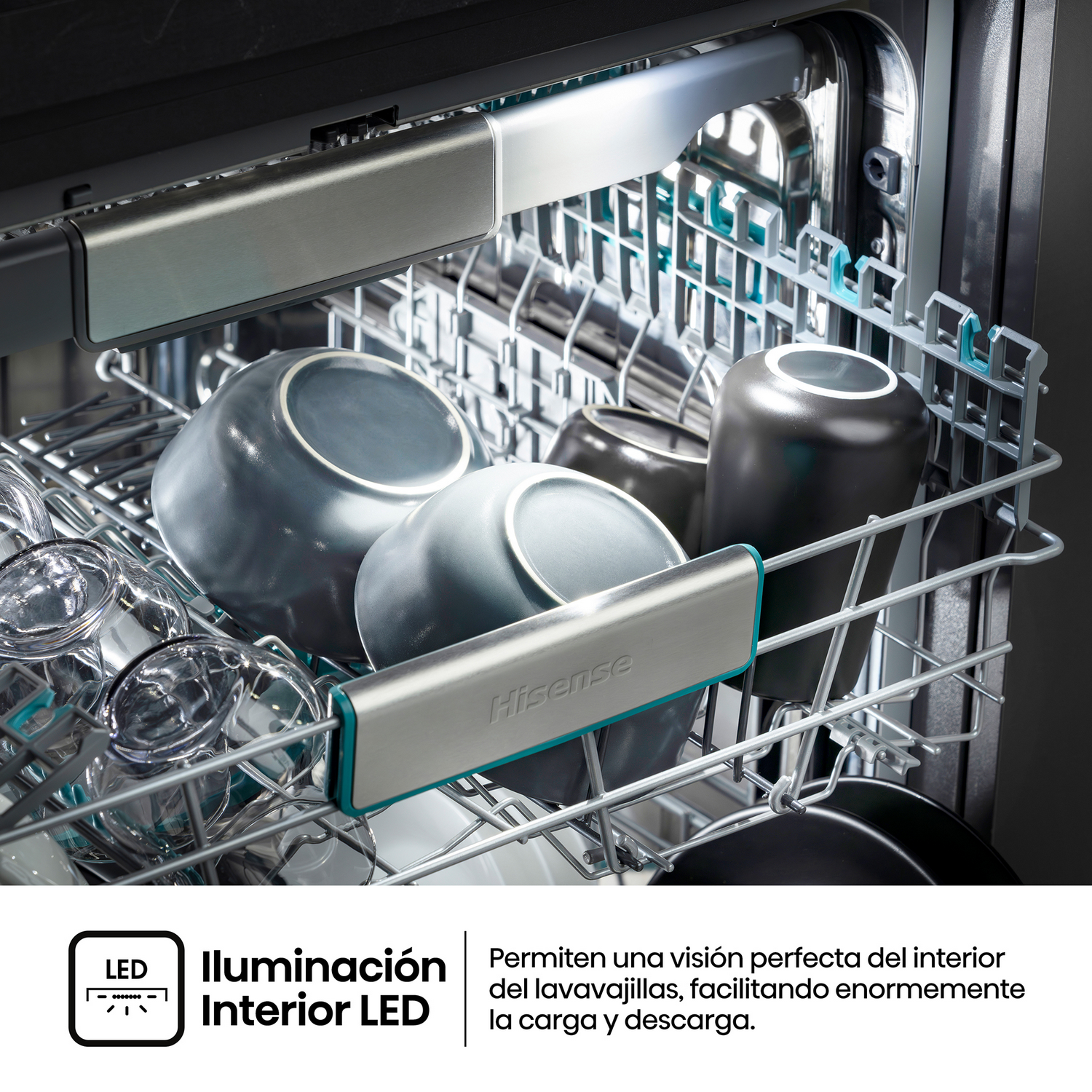 Cocina moderna con gabinetes y piso oscuros. Luz de estado en el piso. Lavavajillas Hisense integrado.