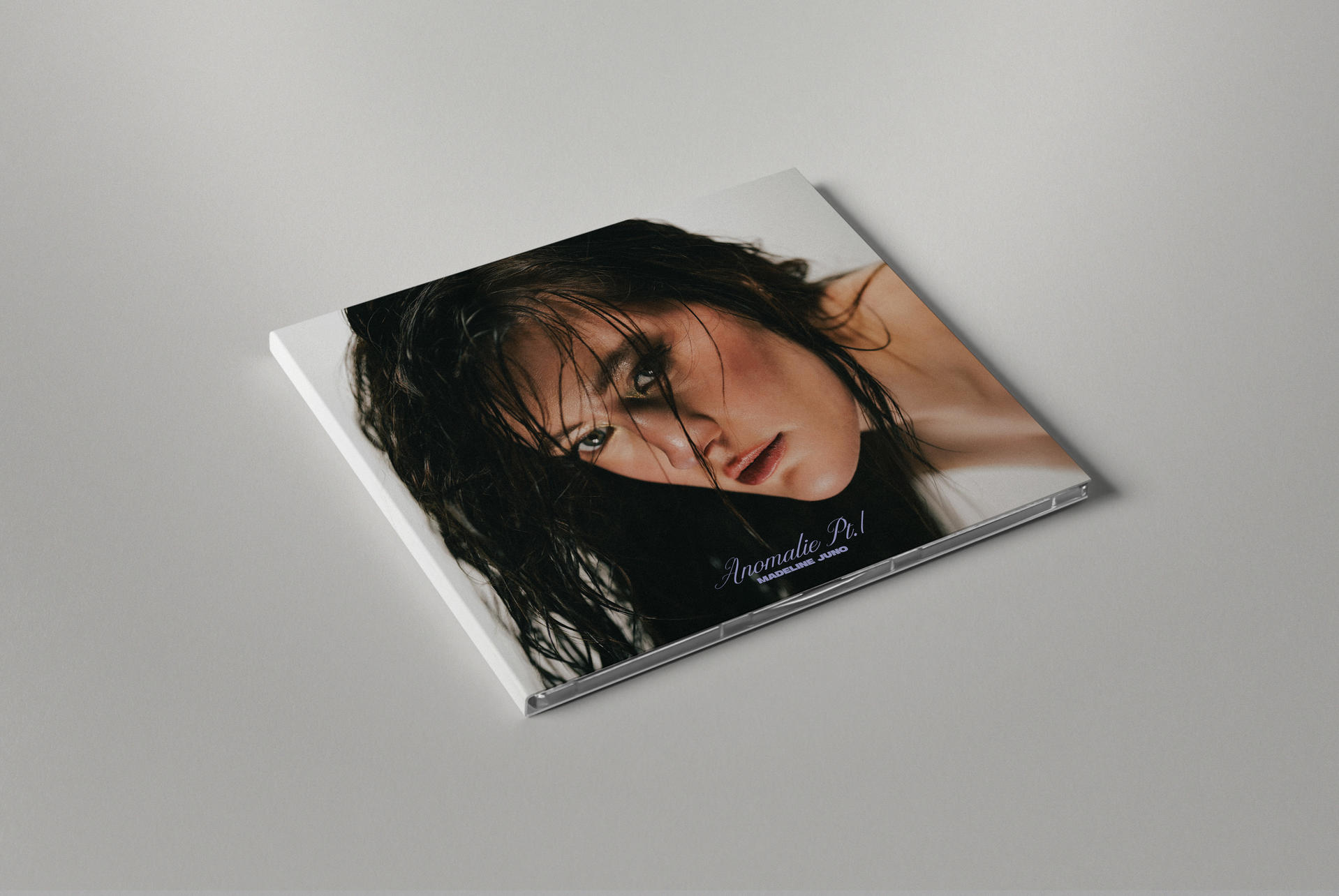 Ein CD-Case mit einem Frauengesicht auf dem Cover, auf grauem Hintergrund.
