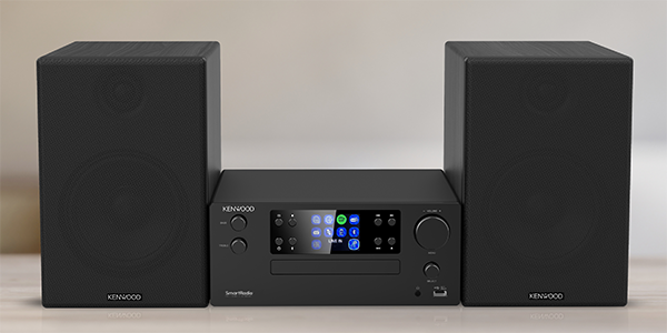 Sistema stereo Kenwood nero con altoparlanti. Lo stereo è al centro. Sfondo bianco.